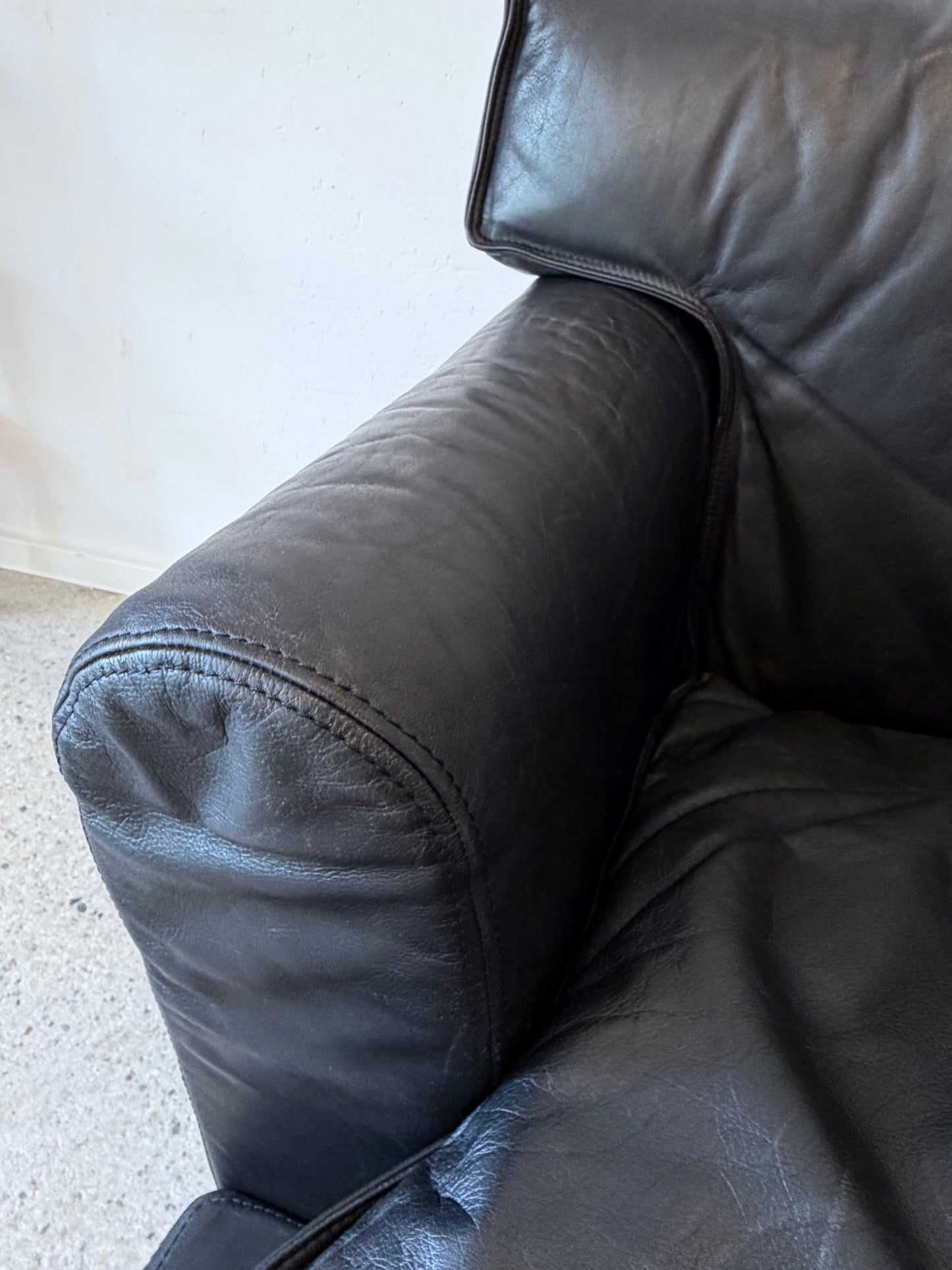 Seltenes schwarzes Ledersofa, 2-Sitzer, von Arcon Italia, Italien 1980er