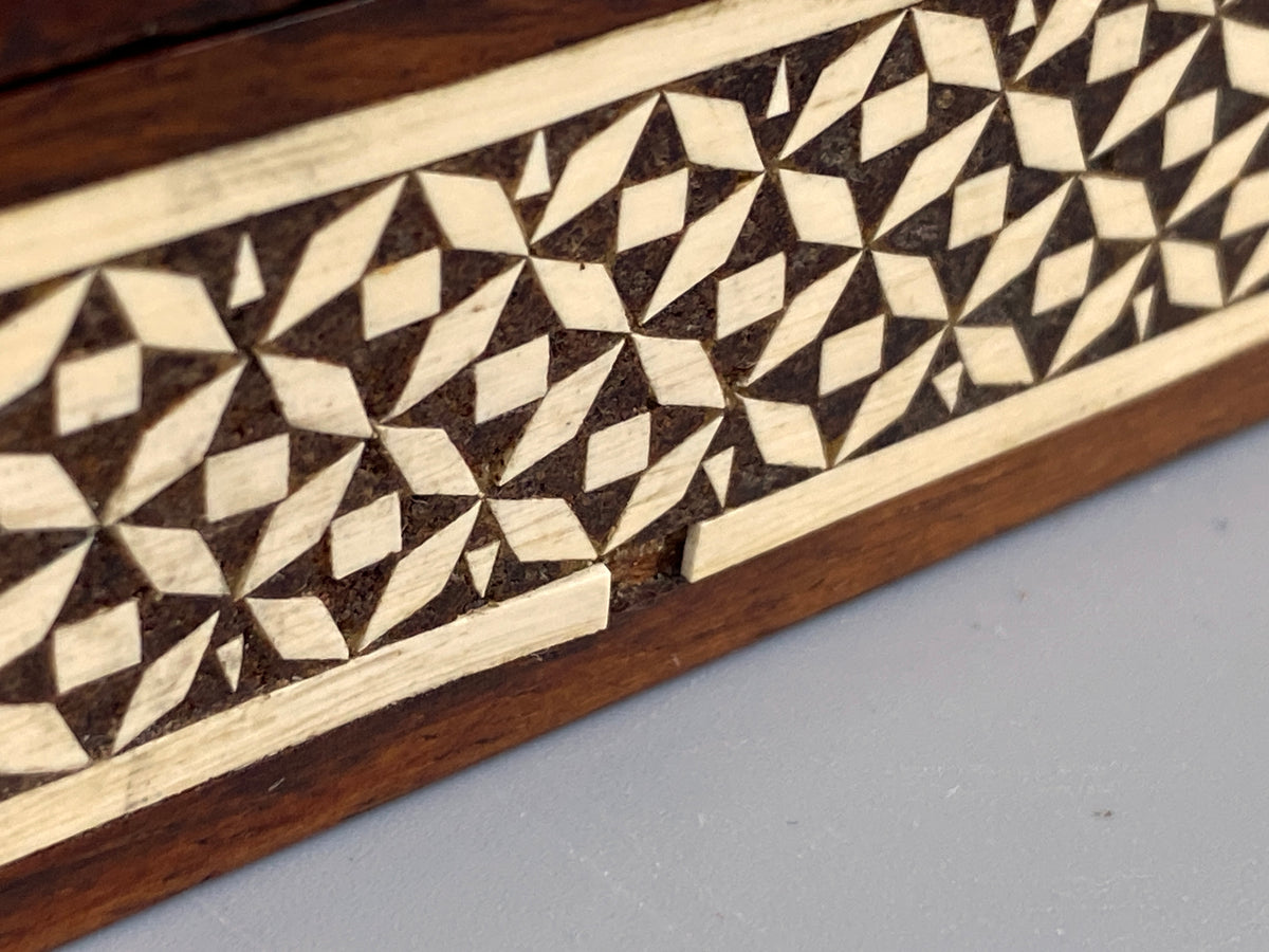 Holzschatulle aus Teakholz mit geometrischen Intarsien, Perlmutteinlagen