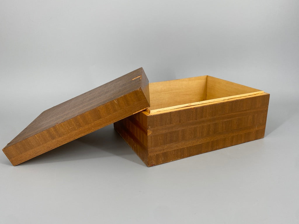 Holzschatulle mit Nussbaumfurnier in Streifenmuster, spätes Art-Deco