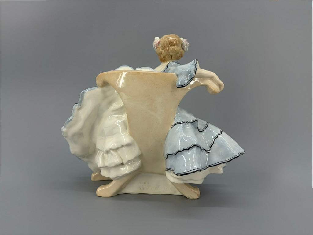Keramikfigur einer jungen Dame im Krinolin-Ballkleid "Ball Pause" von Stanislaus Emil Czapek (1874–1921) für die Goldscheider ManufakturWiener Jugendstil um 1914