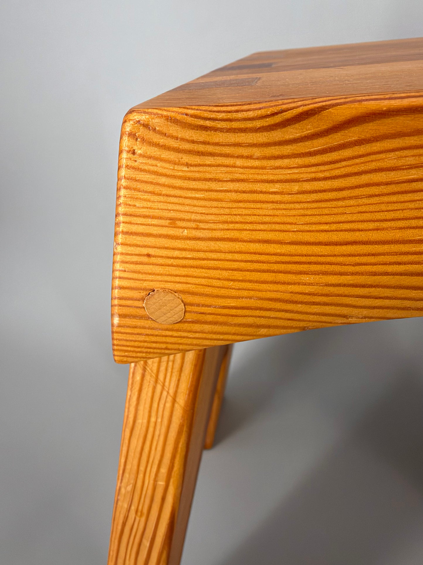Mid Century Design Hocker aus massiven Kieferholz und schöner Zapfenverbindung