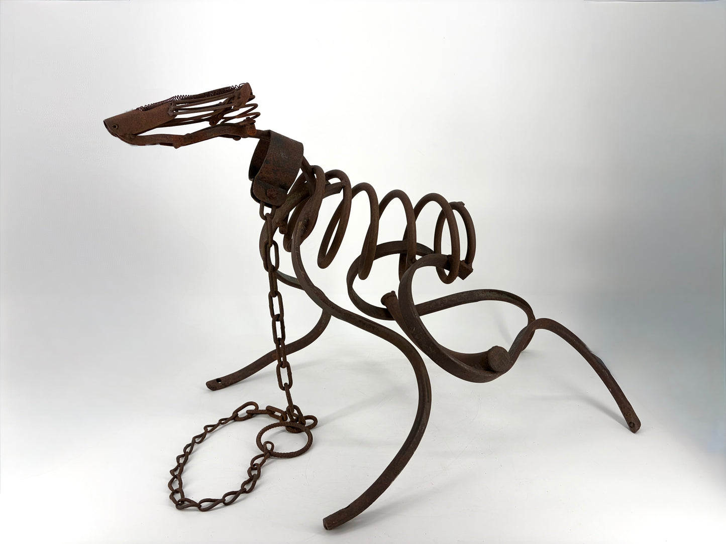 Geschmiedete Skulptur aus Metallschrott in Hundeform