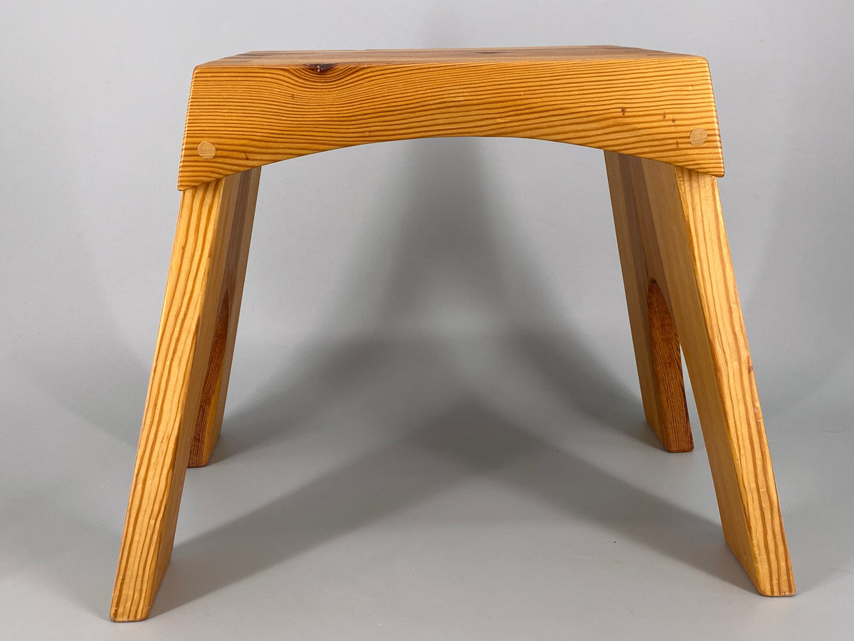 Mid Century Design Hocker aus massiven Kieferholz und schöner Zapfenverbindung