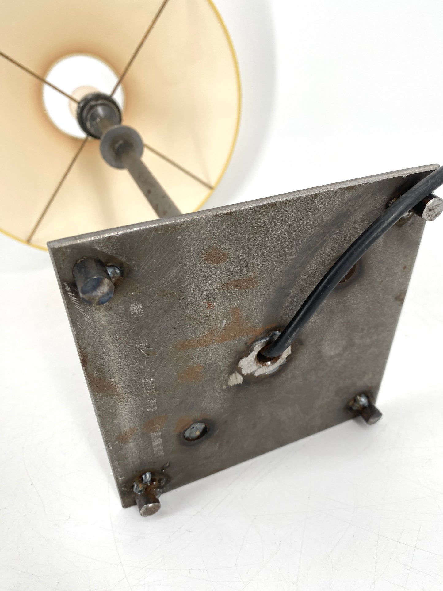 Postmoderne Tischlampe aus unbehandeltem Stahl, 1980er