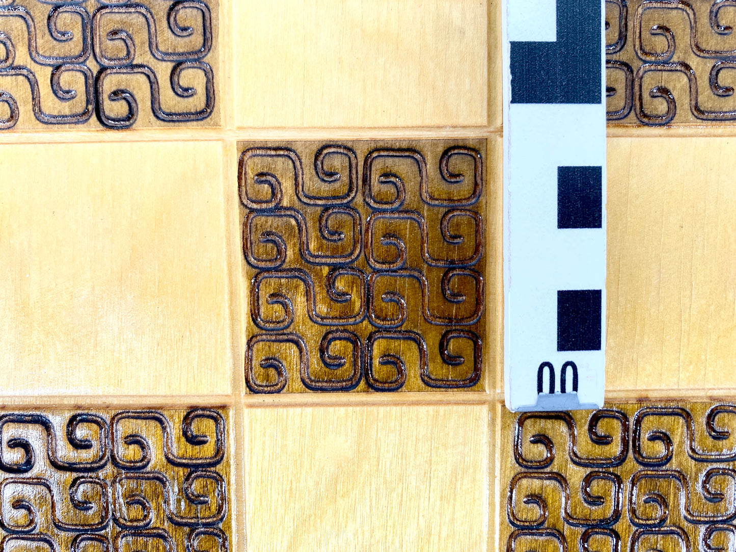 Schachset mit keltischer Ornamentierung, Schachbrett + Figuren. Holz