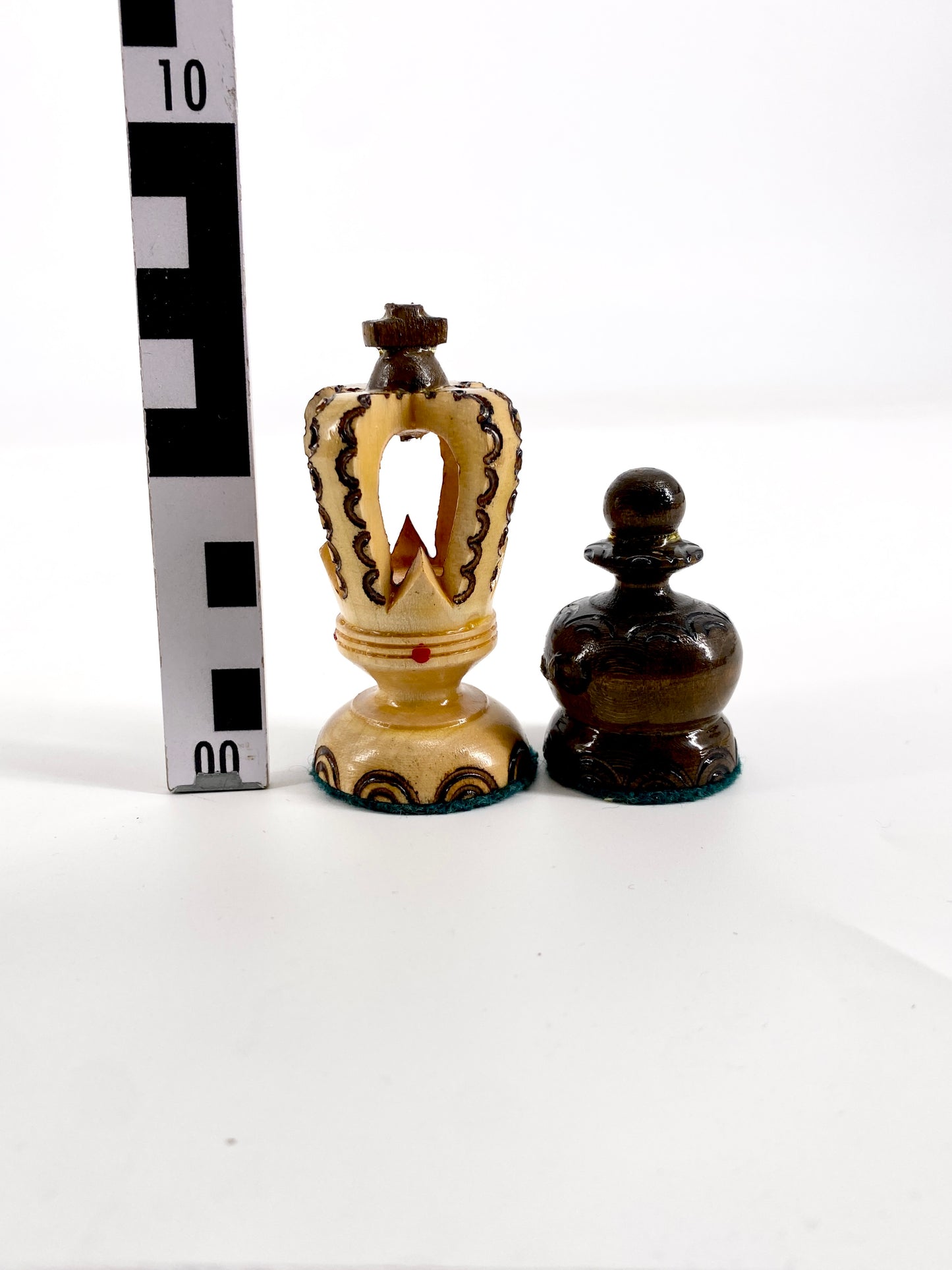 Schachset mit keltischer Ornamentierung, Schachbrett + Figuren. Holz
