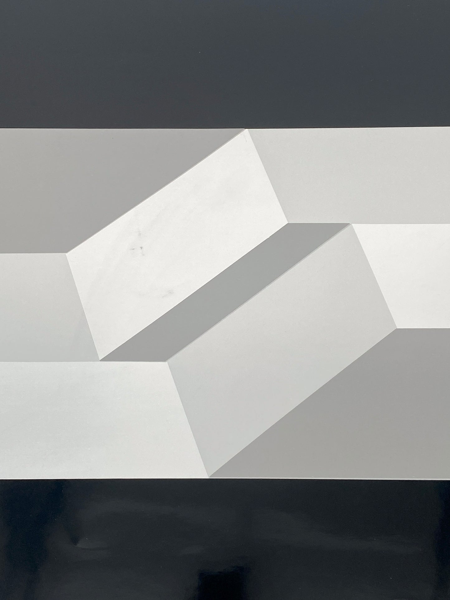 Großer, konstruktiv-konkreter Farbsiebdruck auf schwarzem, glänzendem Papier von Joachim Albrecht, um 1970