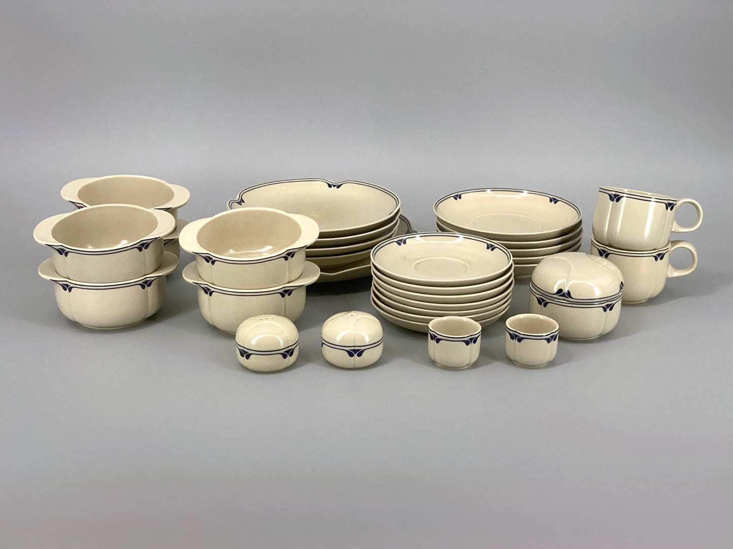 30 Teiliges Service "Form ohne Namen" Astrid von Bjørn Wiinblad für Rosenthal, 1970er