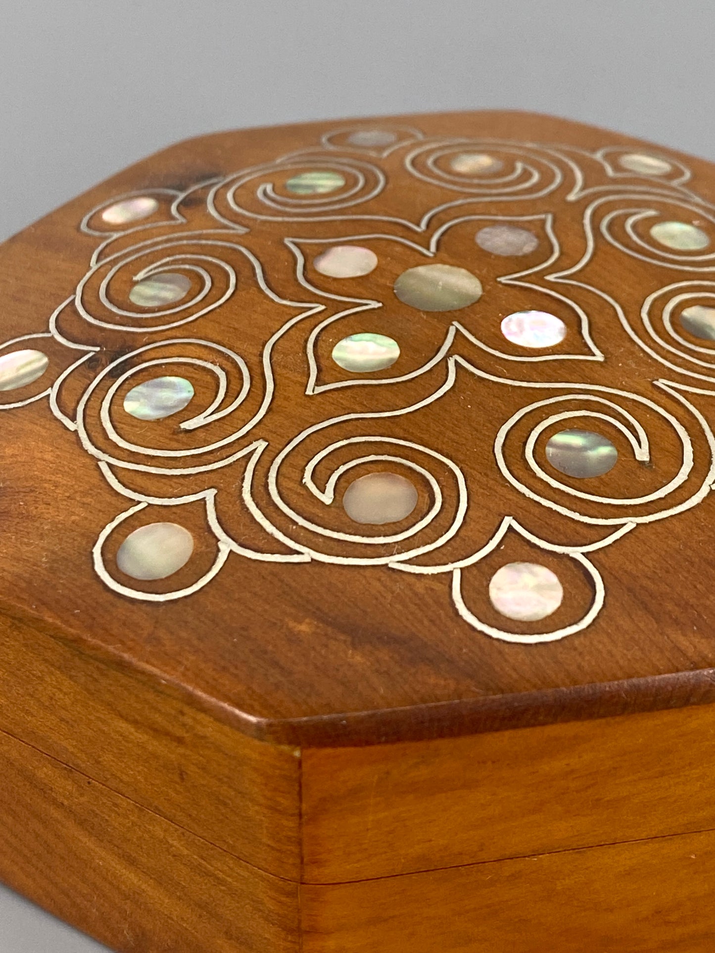 Holzschatulle mit Perlmutt, Schmuckdose