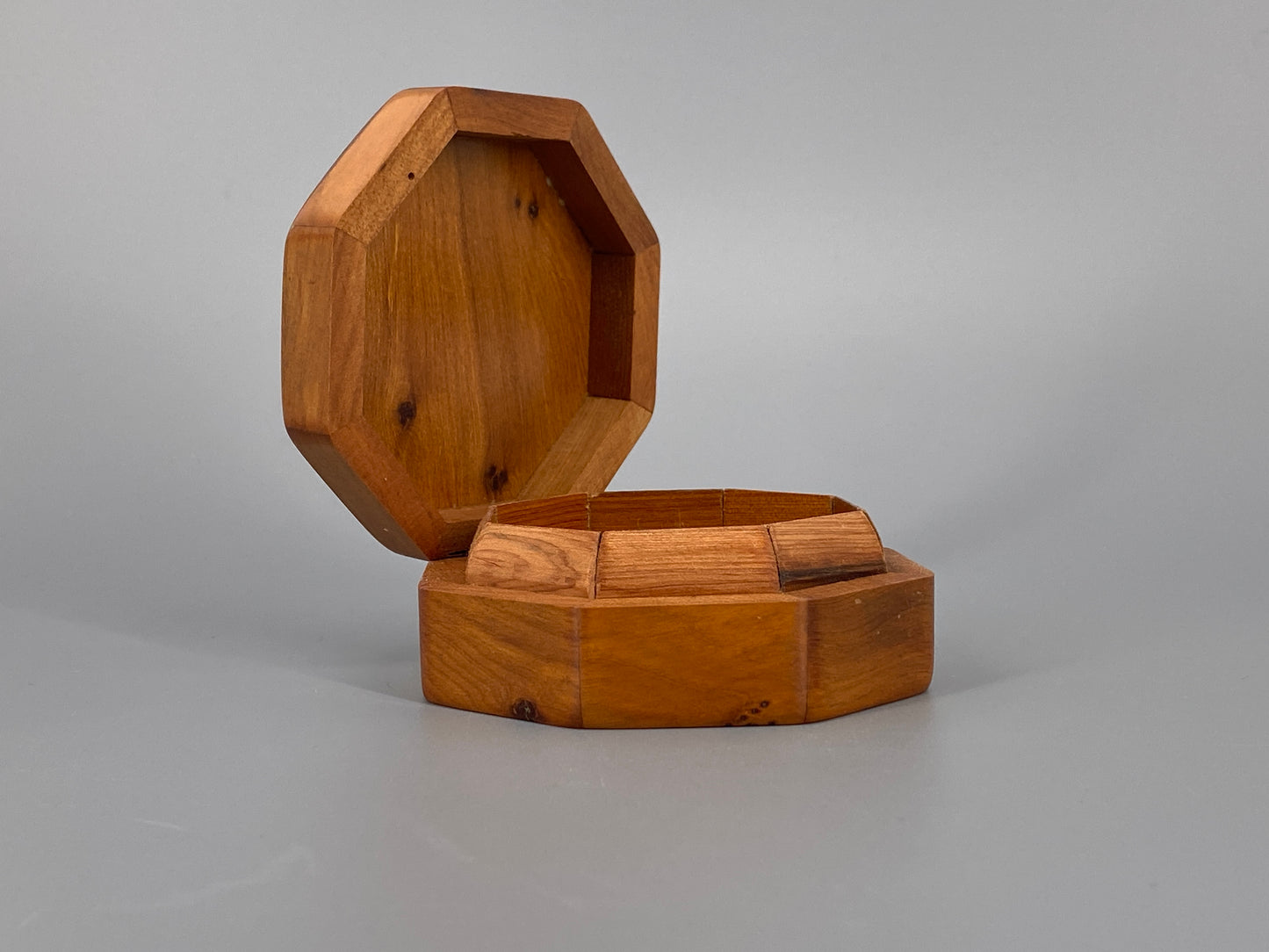 Holzschatulle mit Perlmutt, Schmuckdose