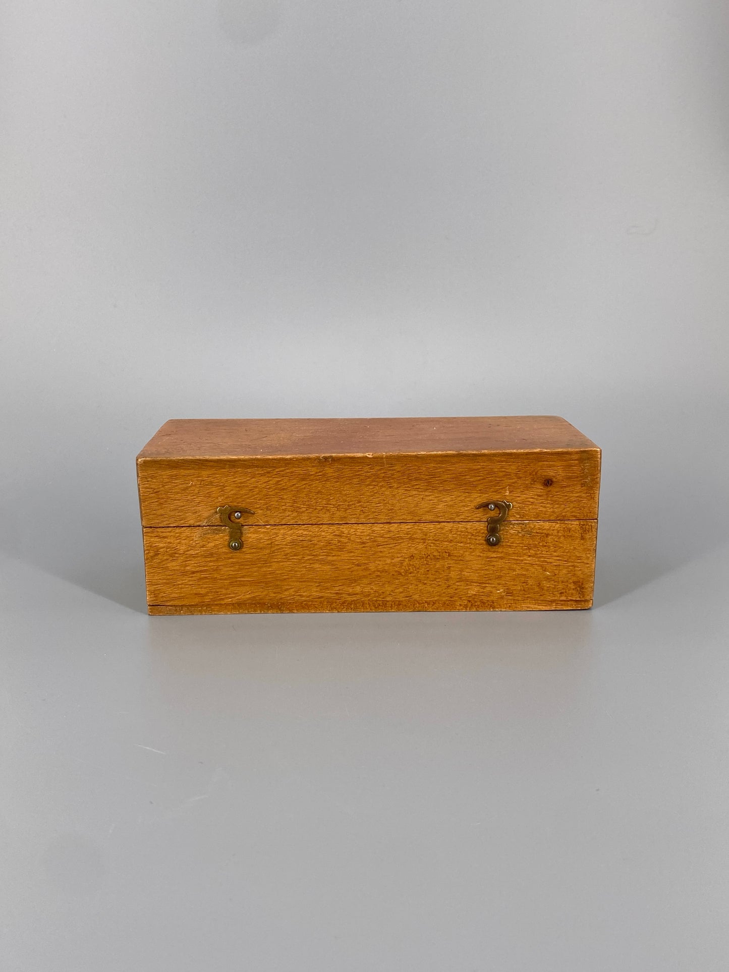 Holzschatulle mit drehbarem Verschluss