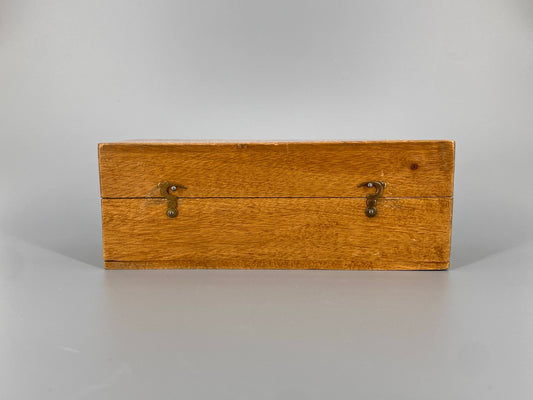 Holzschatulle mit drehbarem Verschluss