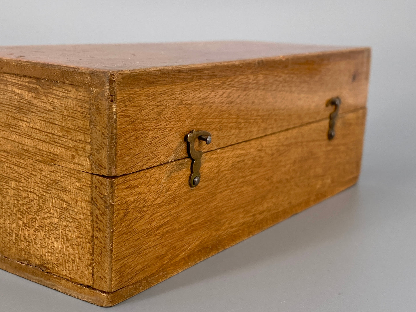 Holzschatulle mit drehbarem Verschluss