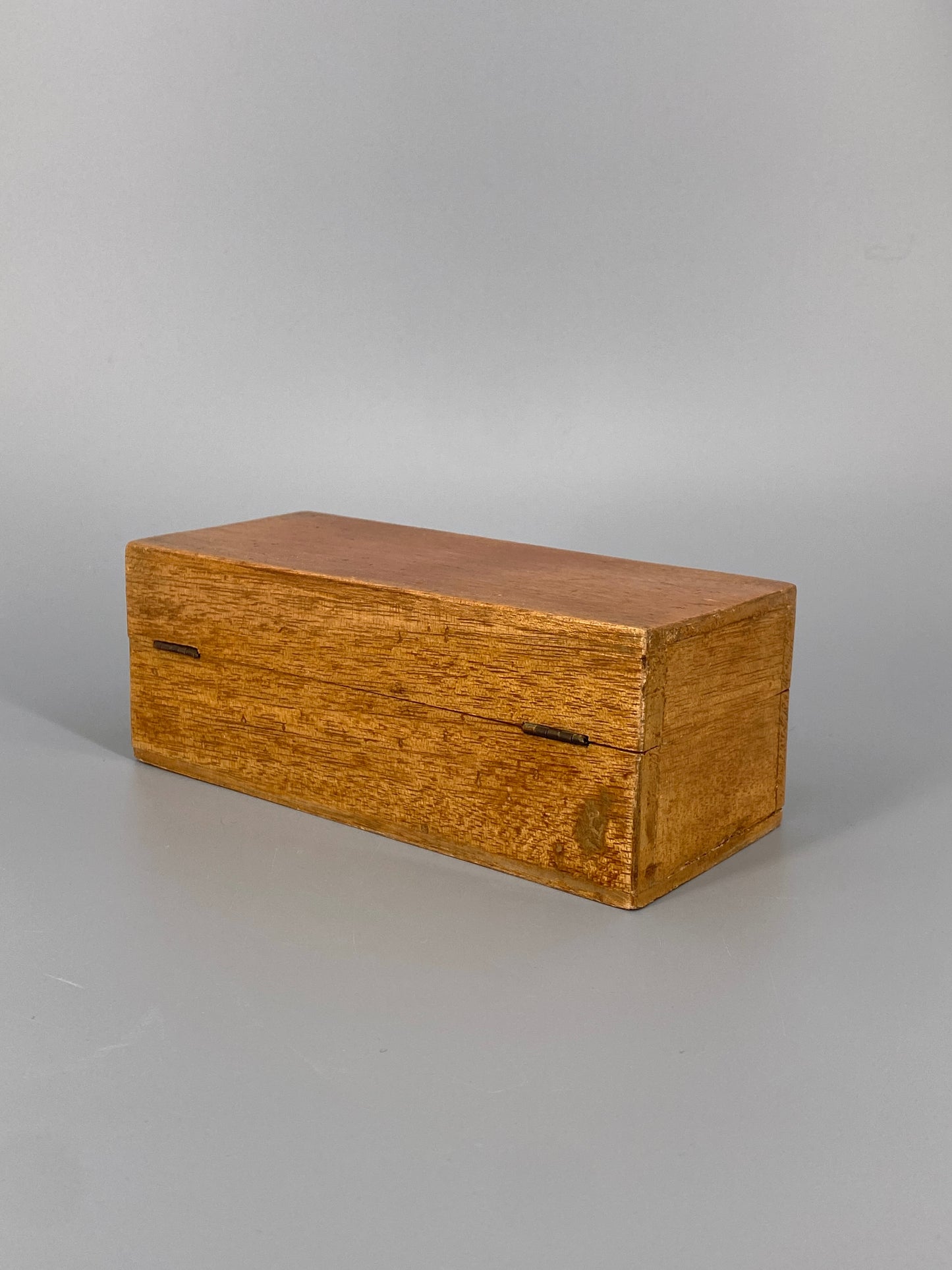 Holzschatulle mit drehbarem Verschluss