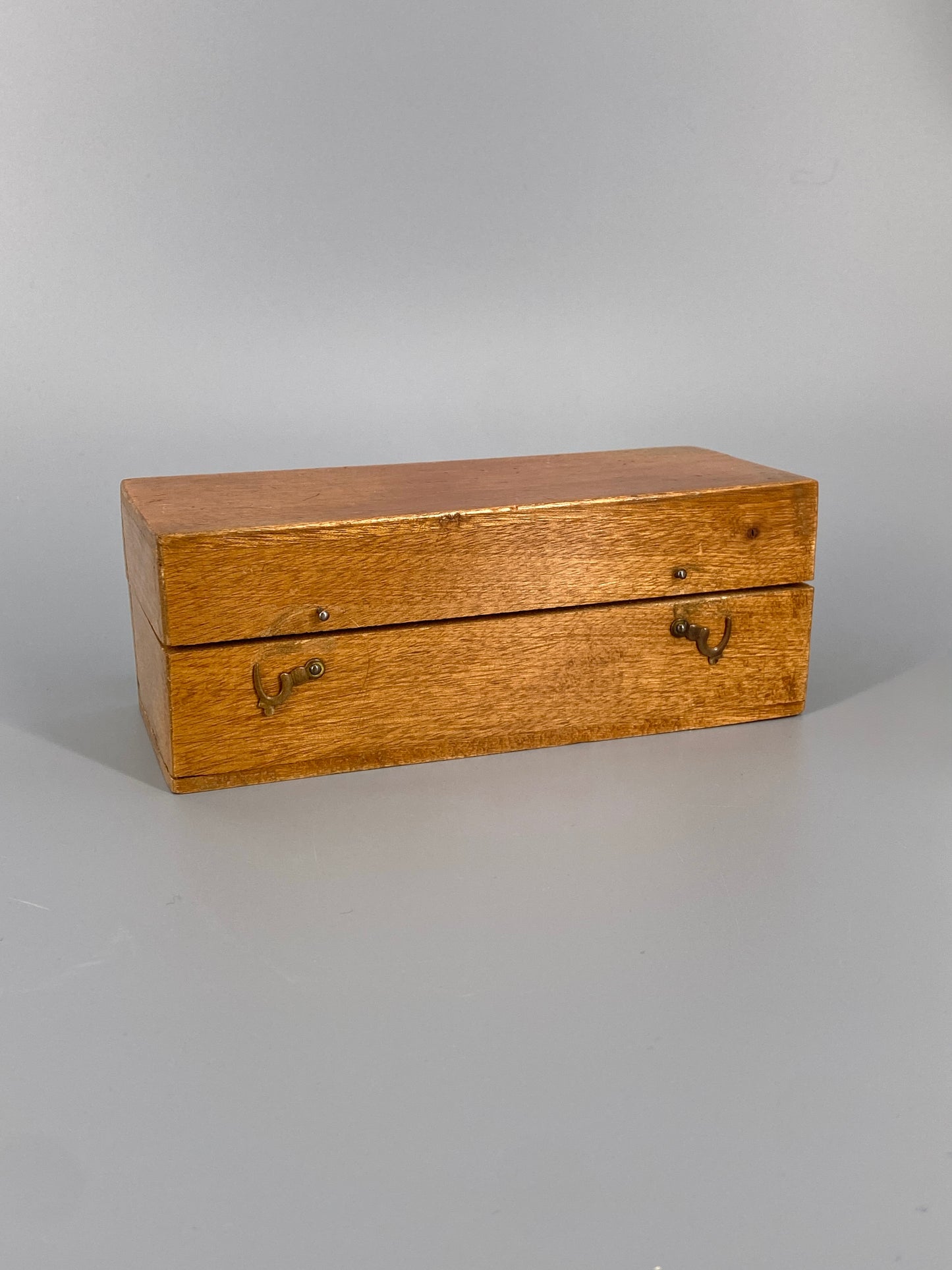 Holzschatulle mit drehbarem Verschluss