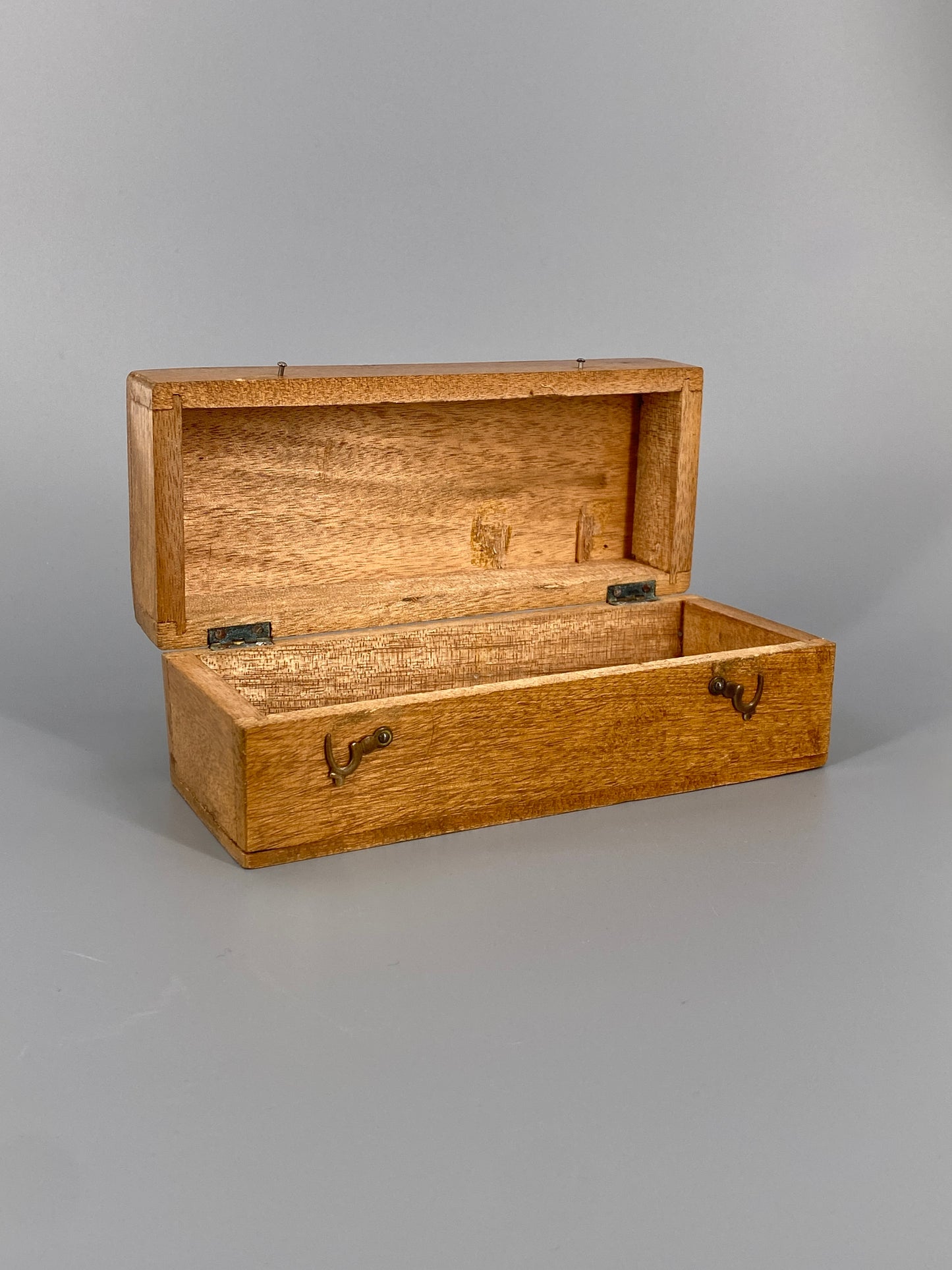 Holzschatulle mit drehbarem Verschluss