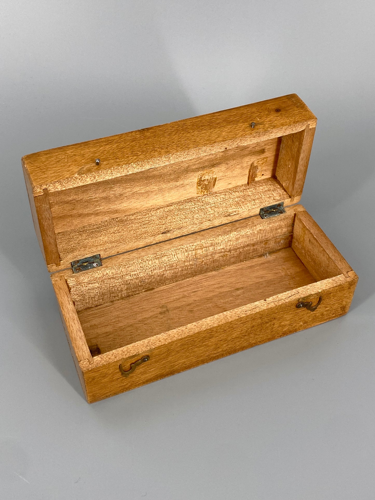 Holzschatulle mit drehbarem Verschluss