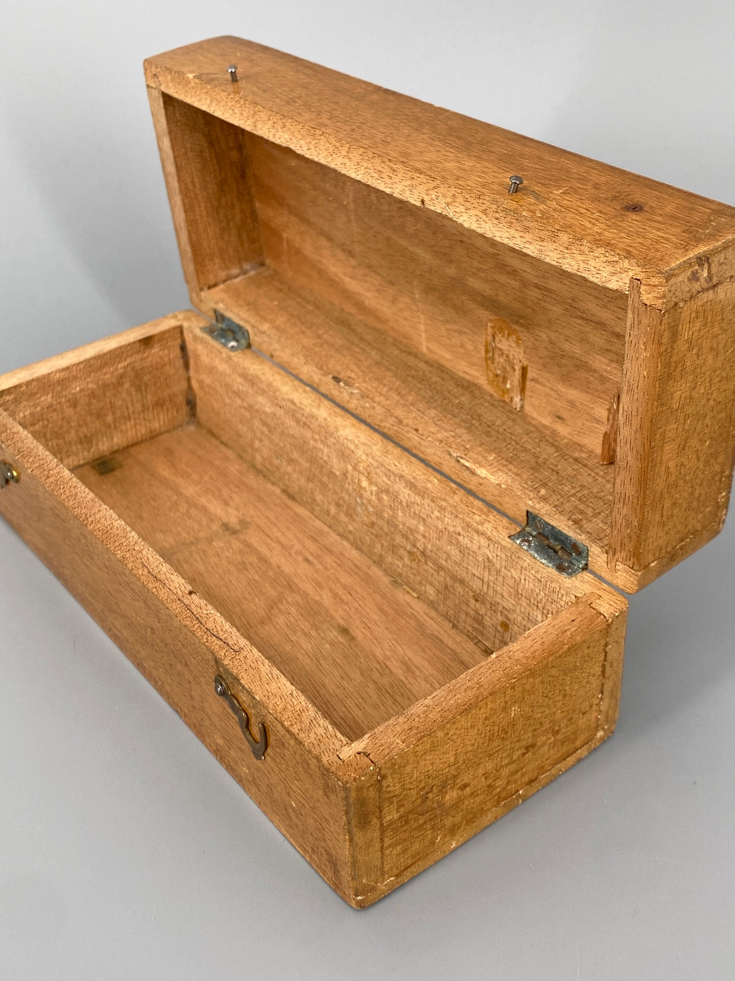 Holzschatulle mit drehbarem Verschluss