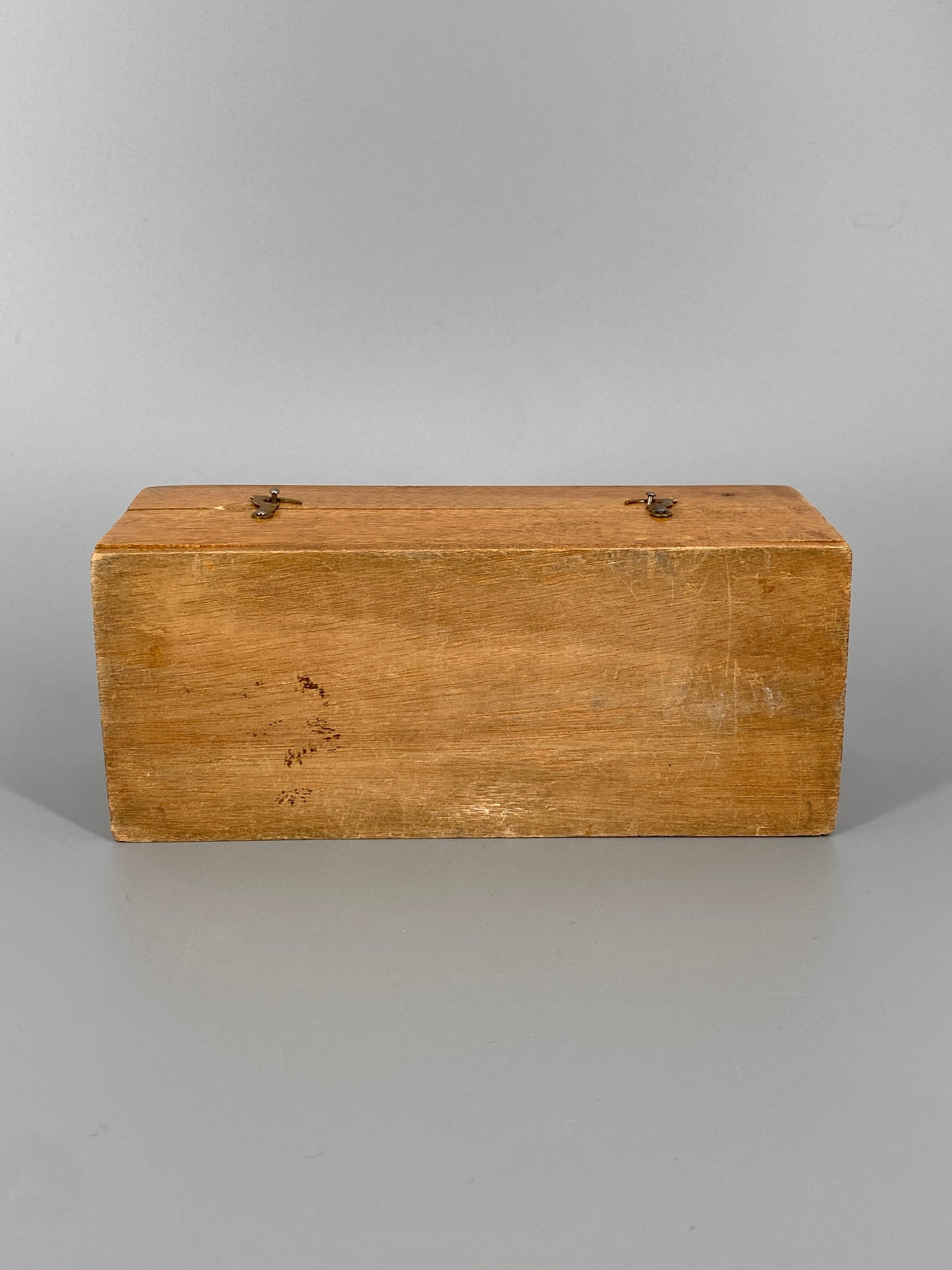 Holzschatulle mit drehbarem Verschluss