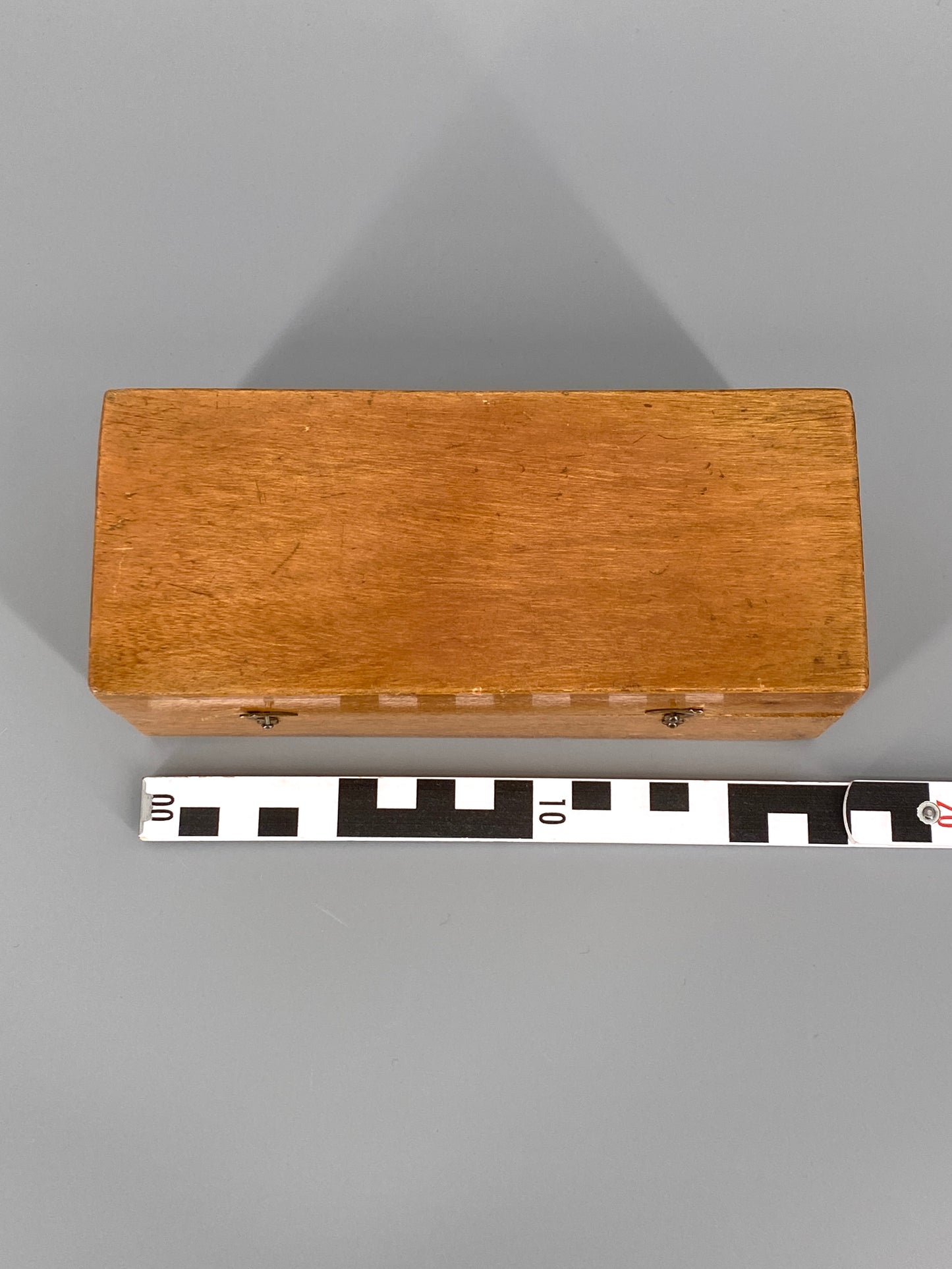 Holzschatulle mit drehbarem Verschluss