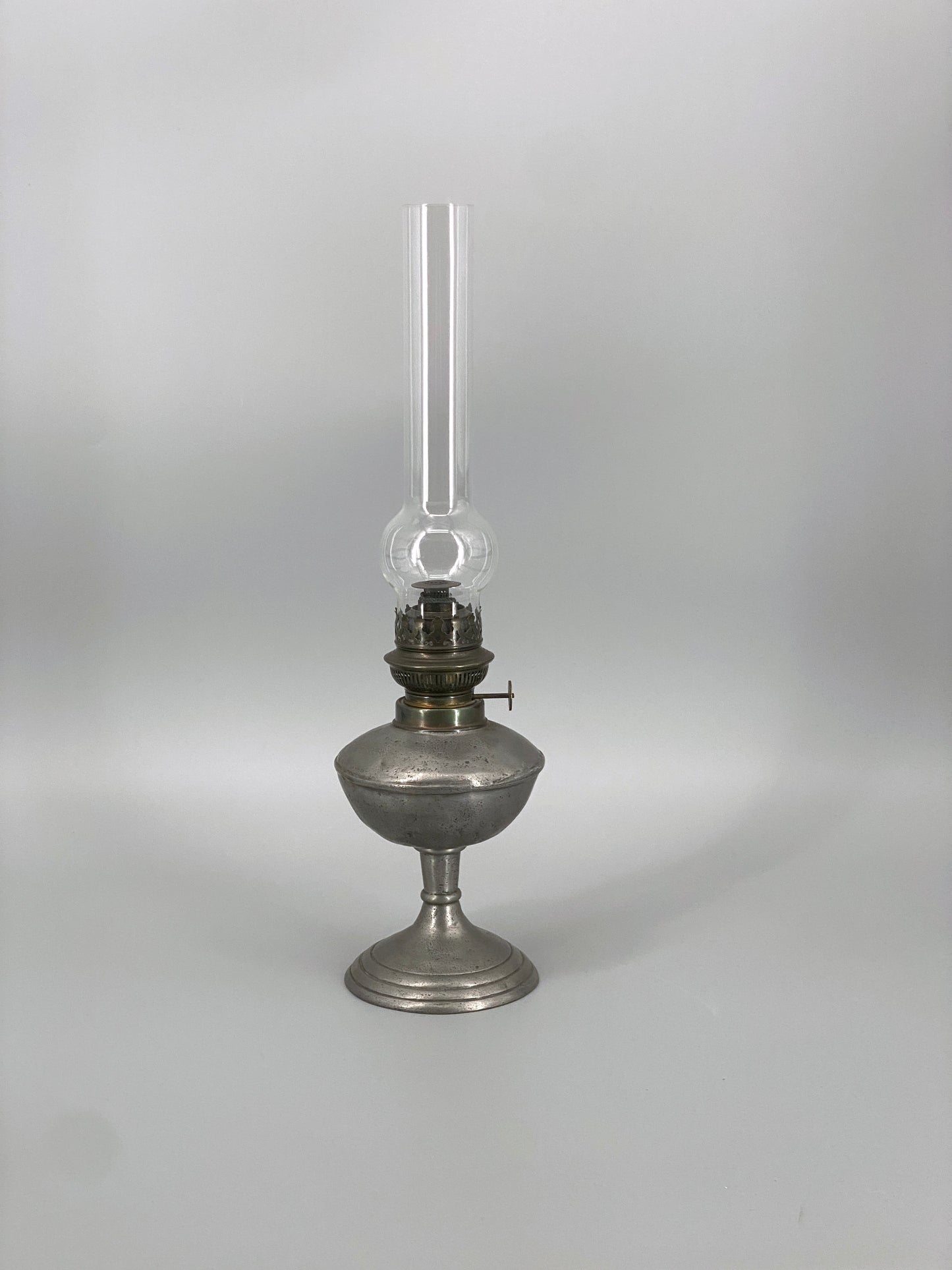 antike Petroleumlampe aus Zinn, gestempelt, 19. Jhd.