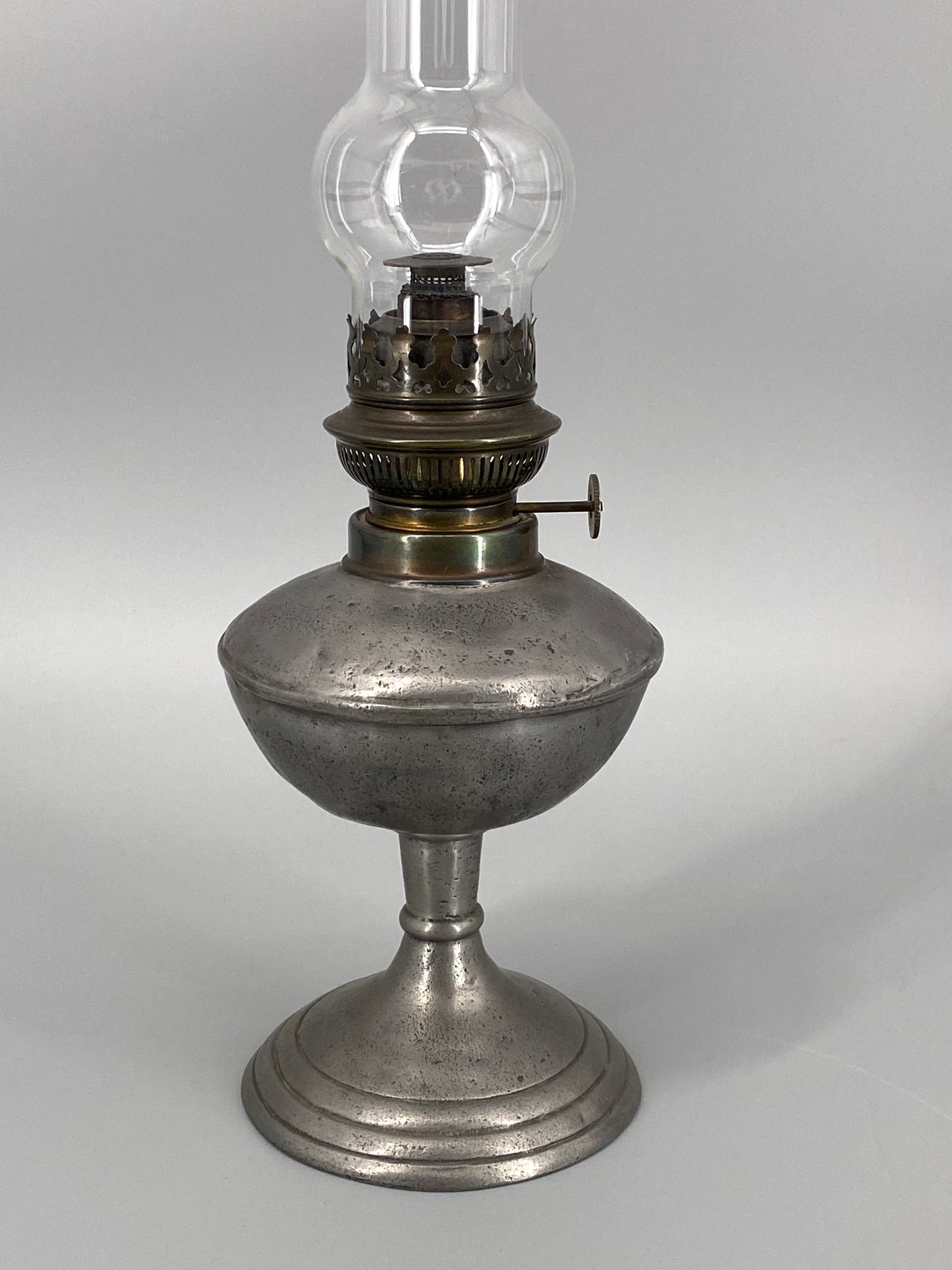 antike Petroleumlampe aus Zinn, gestempelt, 19. Jhd.