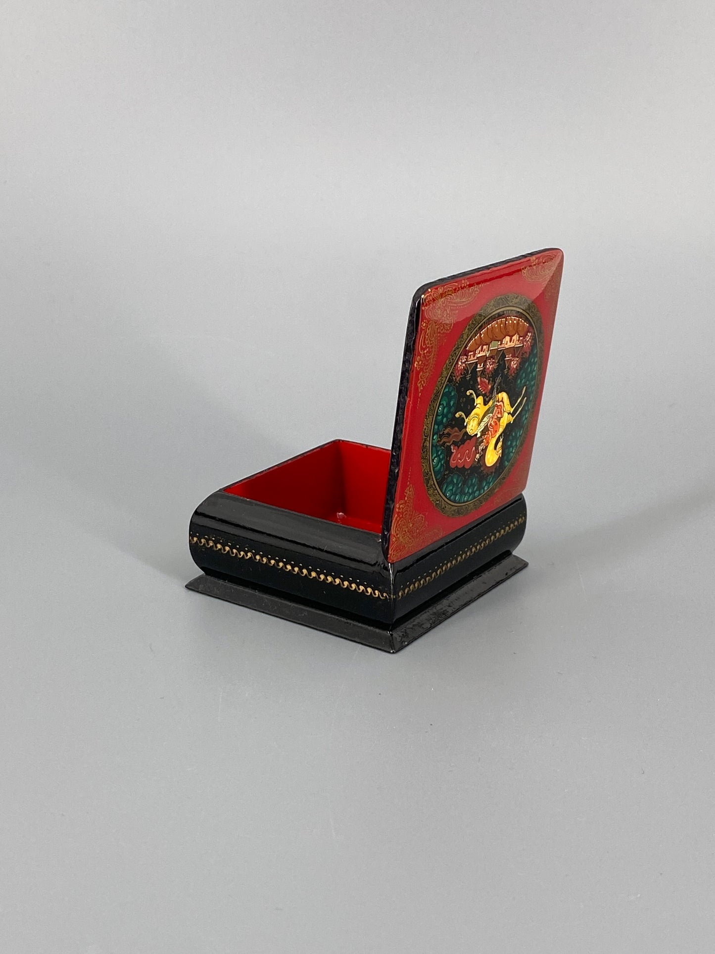 Russische, alte Lackdose mit Miniaturmalerei