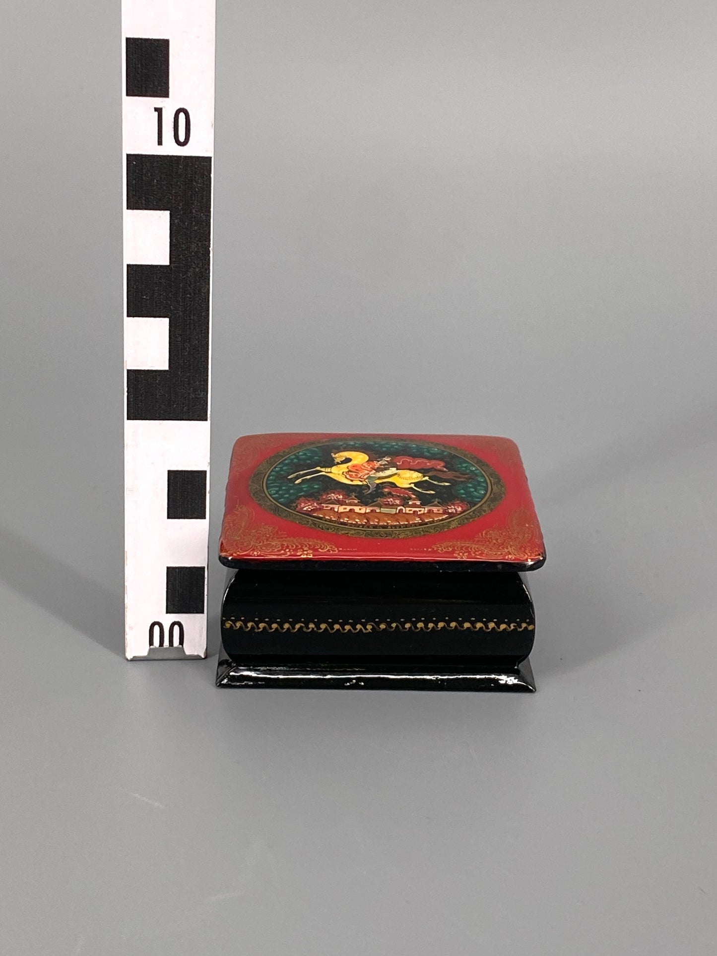 Russische, alte Lackdose mit Miniaturmalerei