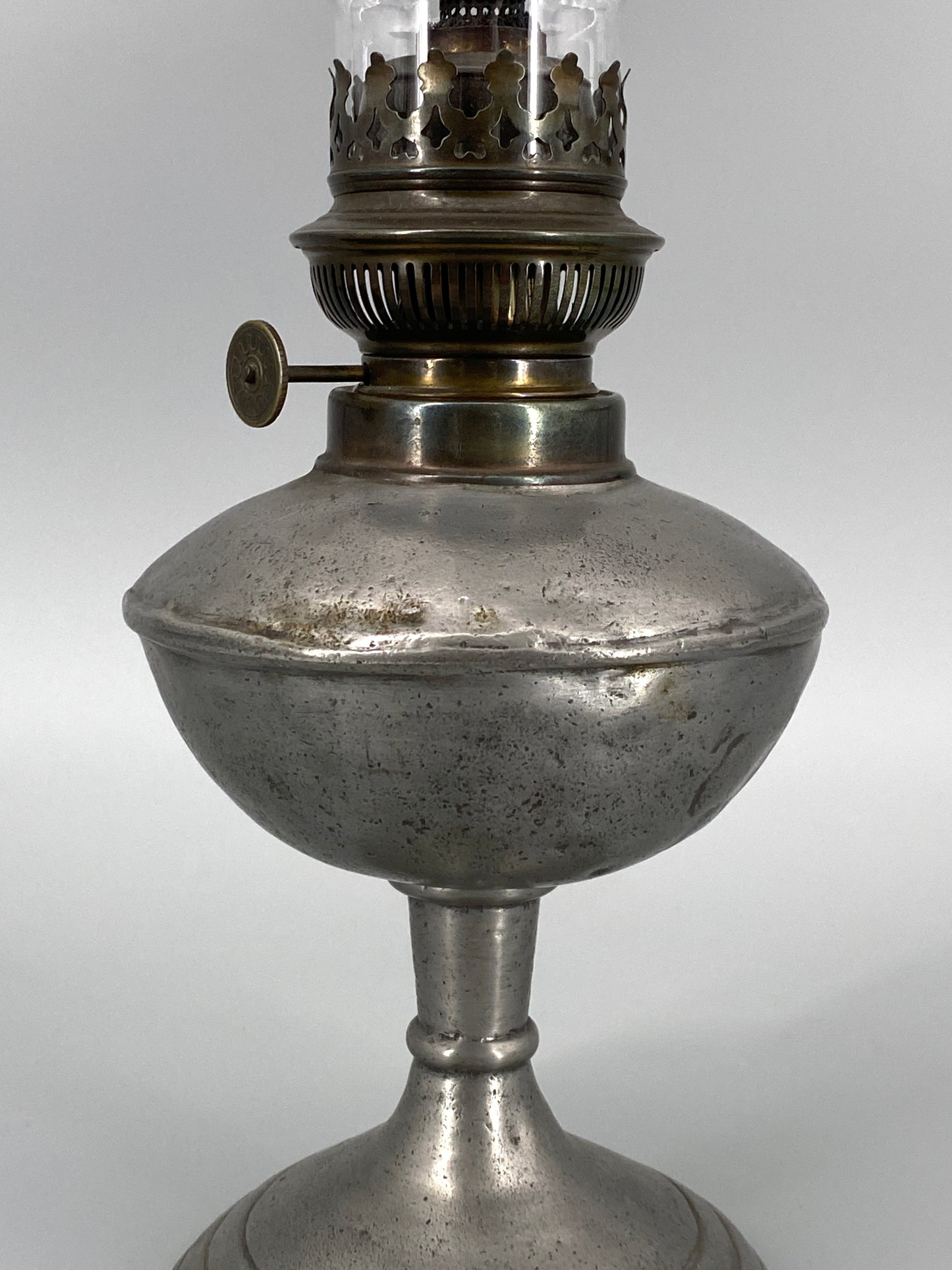 antike Petroleumlampe aus Zinn, gestempelt, 19. Jhd.