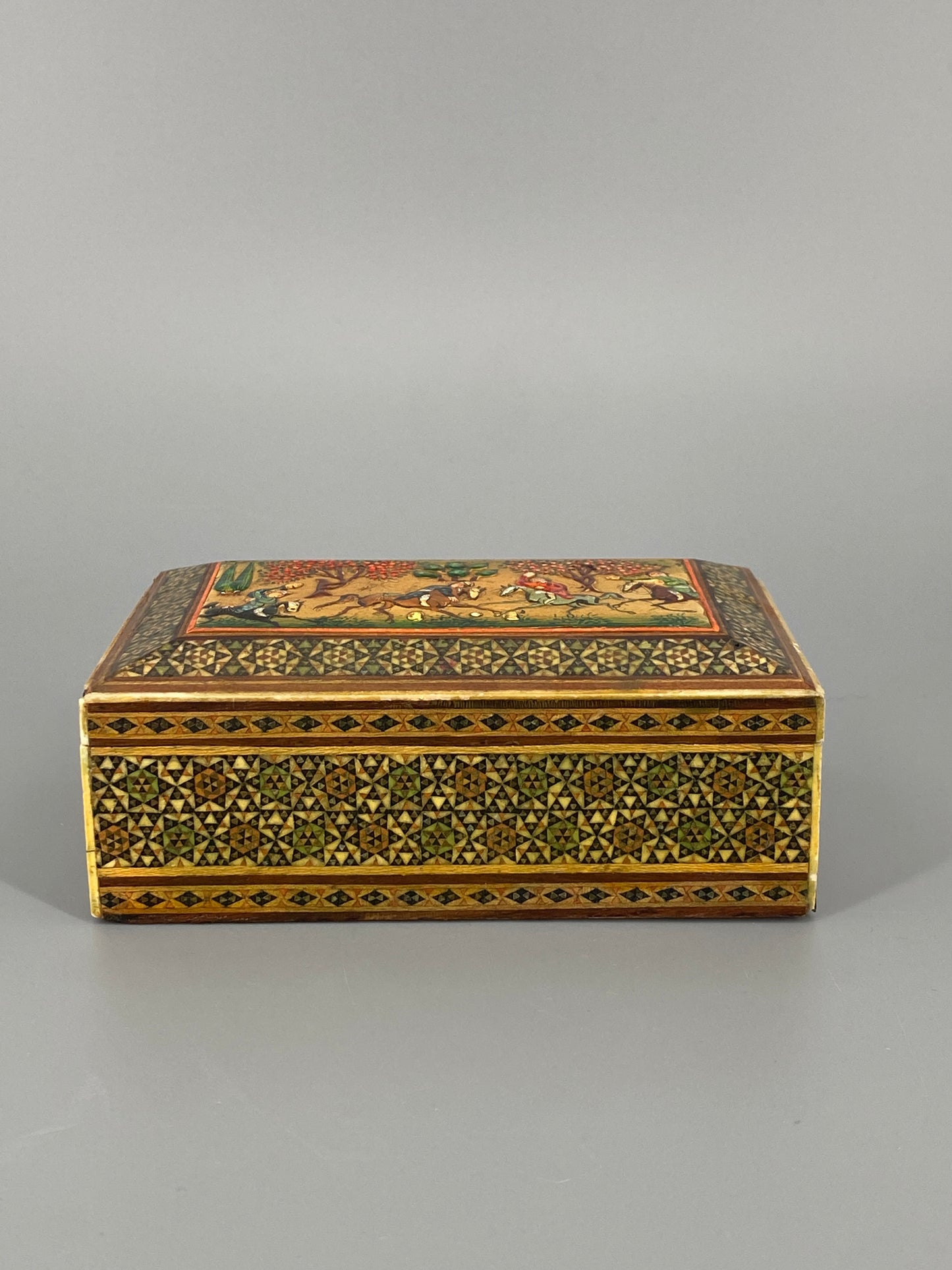 Persische Holzdose mit Khatam Kari Intarsien und Reliefmalerei, 20er