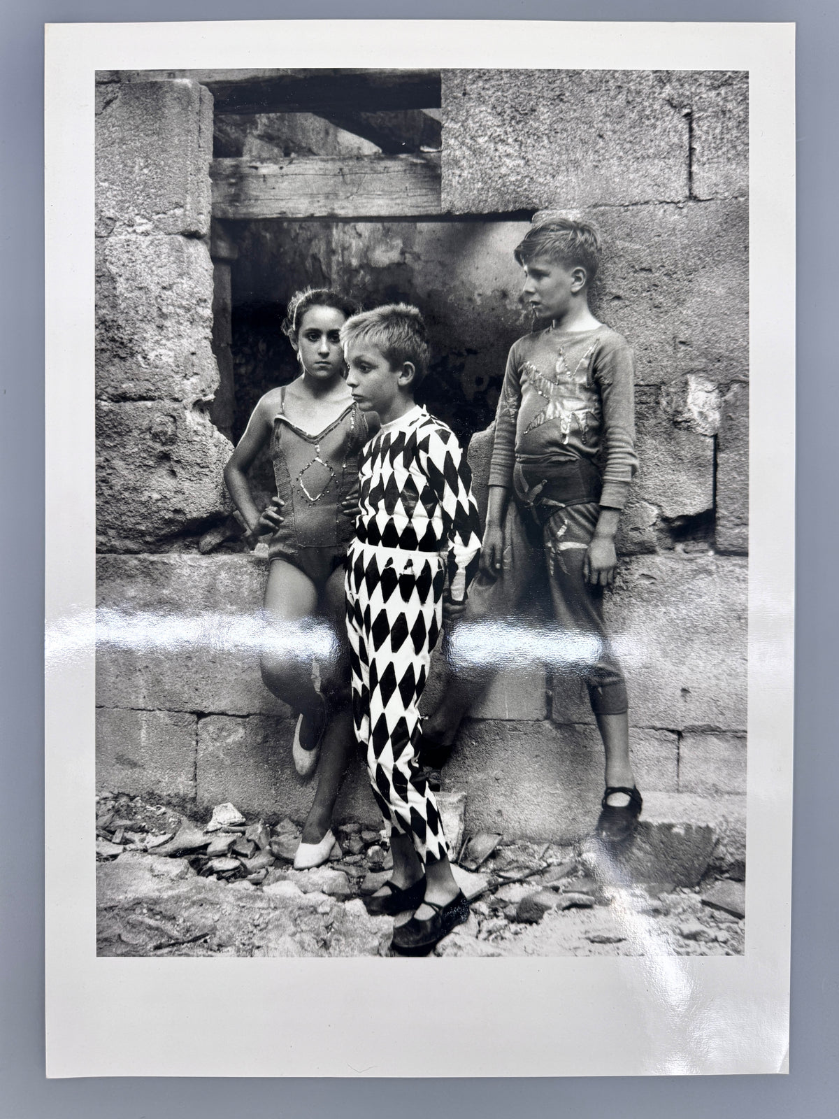 Lucien Clergue - Les Saltimbanques. 2x Fotografien