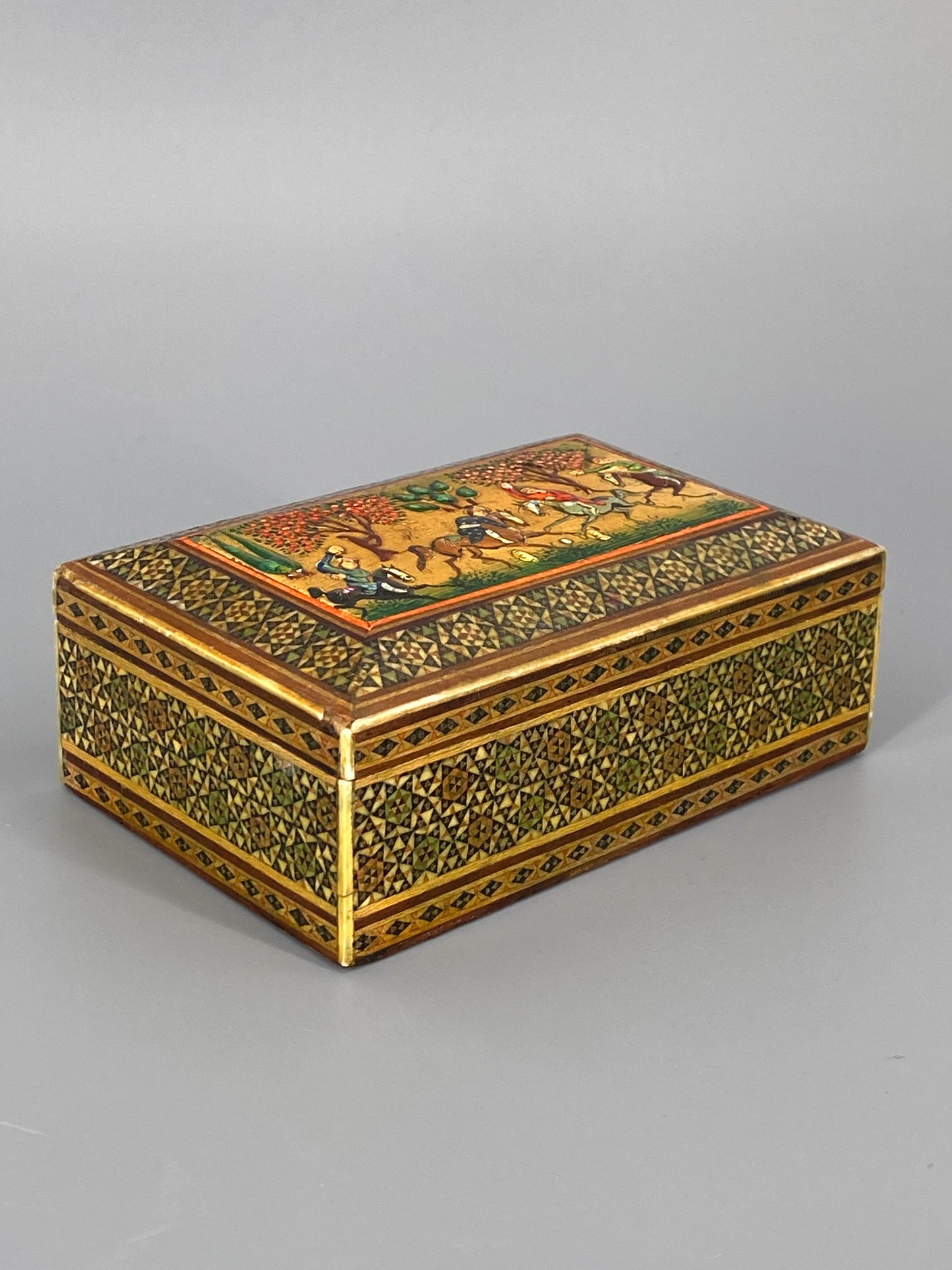 Persische Holzdose mit Khatam Kari Intarsien und Reliefmalerei, 20er