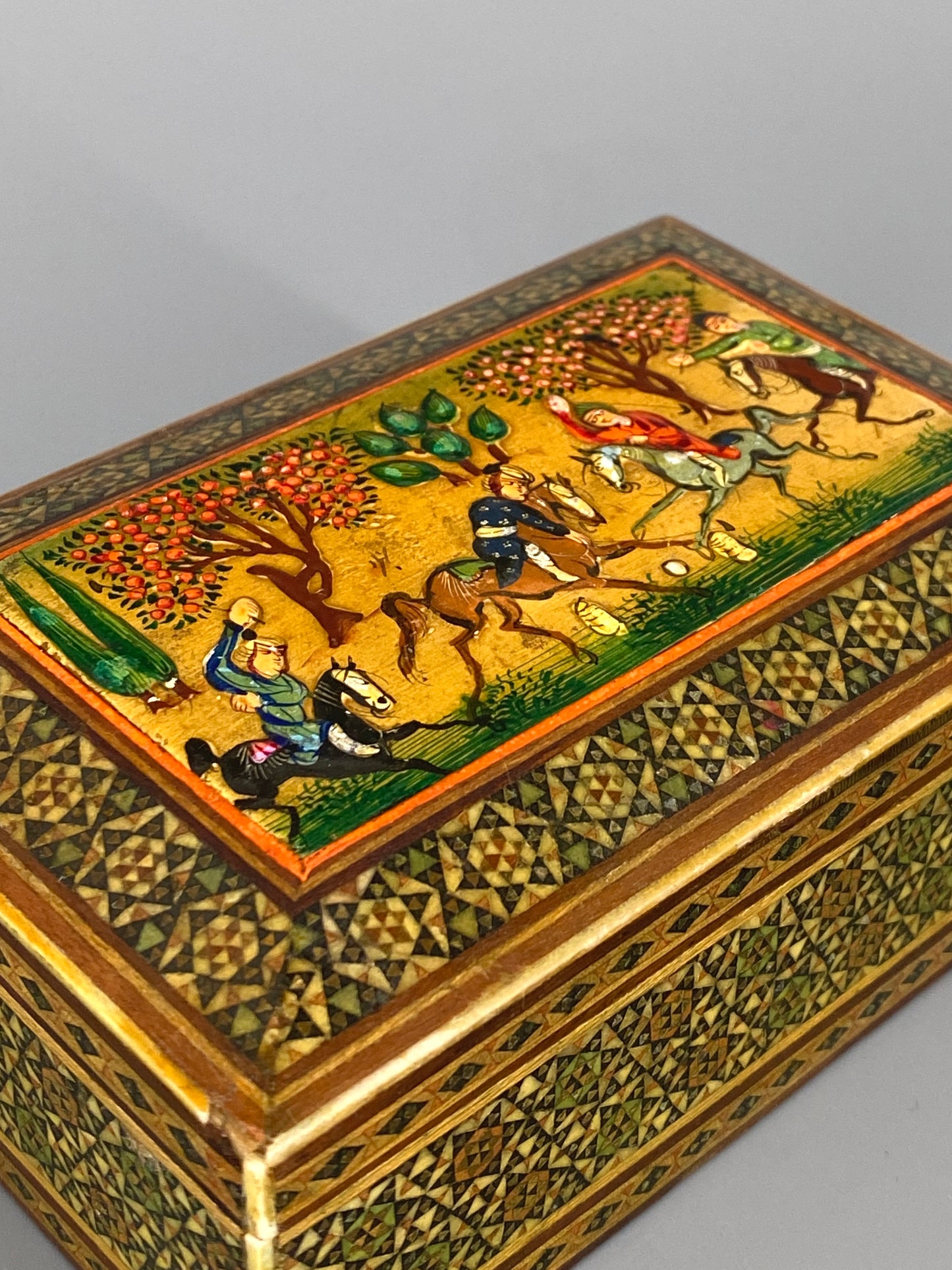 Persische Holzdose mit Khatam Kari Intarsien und Reliefmalerei, 20er