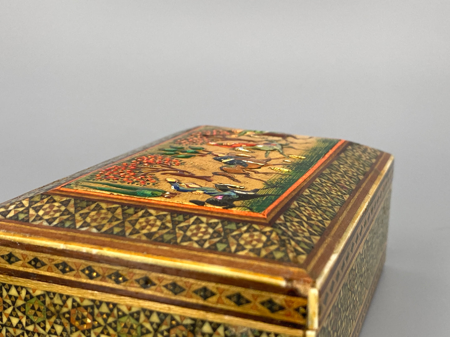 Persische Holzdose mit Khatam Kari Intarsien und Reliefmalerei, 20er