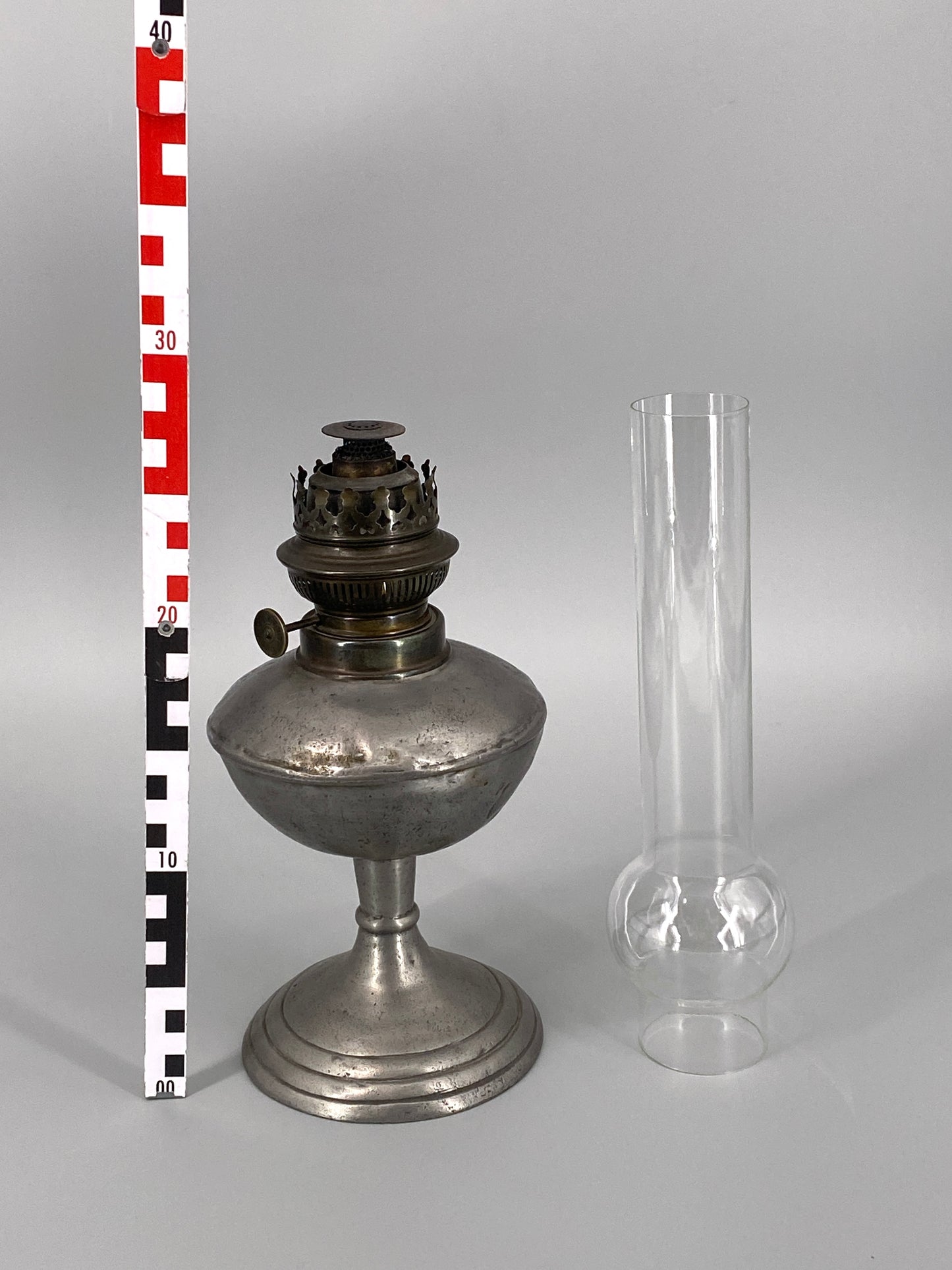 antike Petroleumlampe aus Zinn, gestempelt, 19. Jhd.