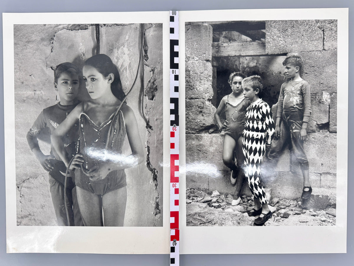 Lucien Clergue - Les Saltimbanques. 2x Fotografien