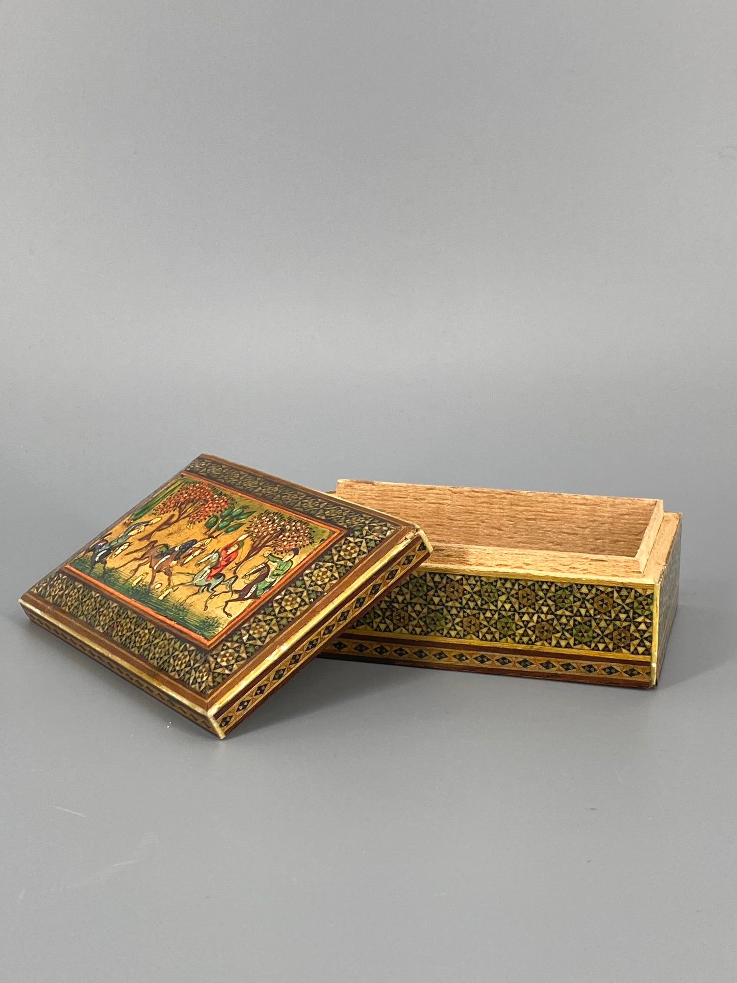 Persische Holzdose mit Khatam Kari Intarsien und Reliefmalerei, 20er