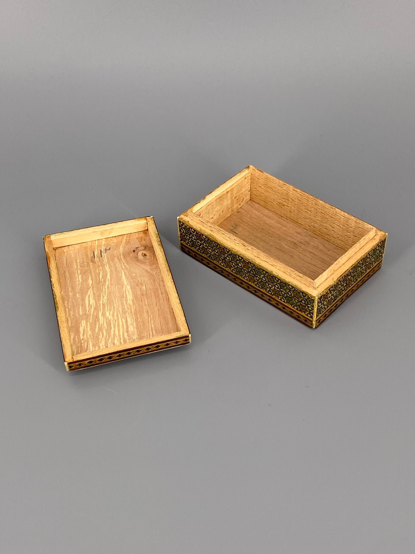 Persische Holzdose mit Khatam Kari Intarsien und Reliefmalerei, 20er