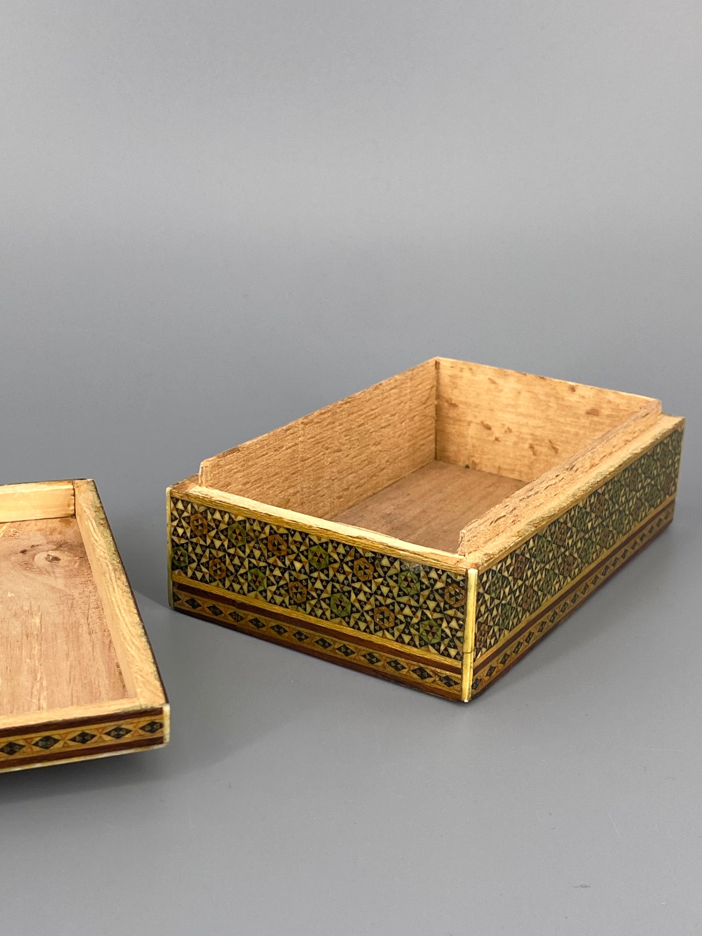 Persische Holzdose mit Khatam Kari Intarsien und Reliefmalerei, 20er