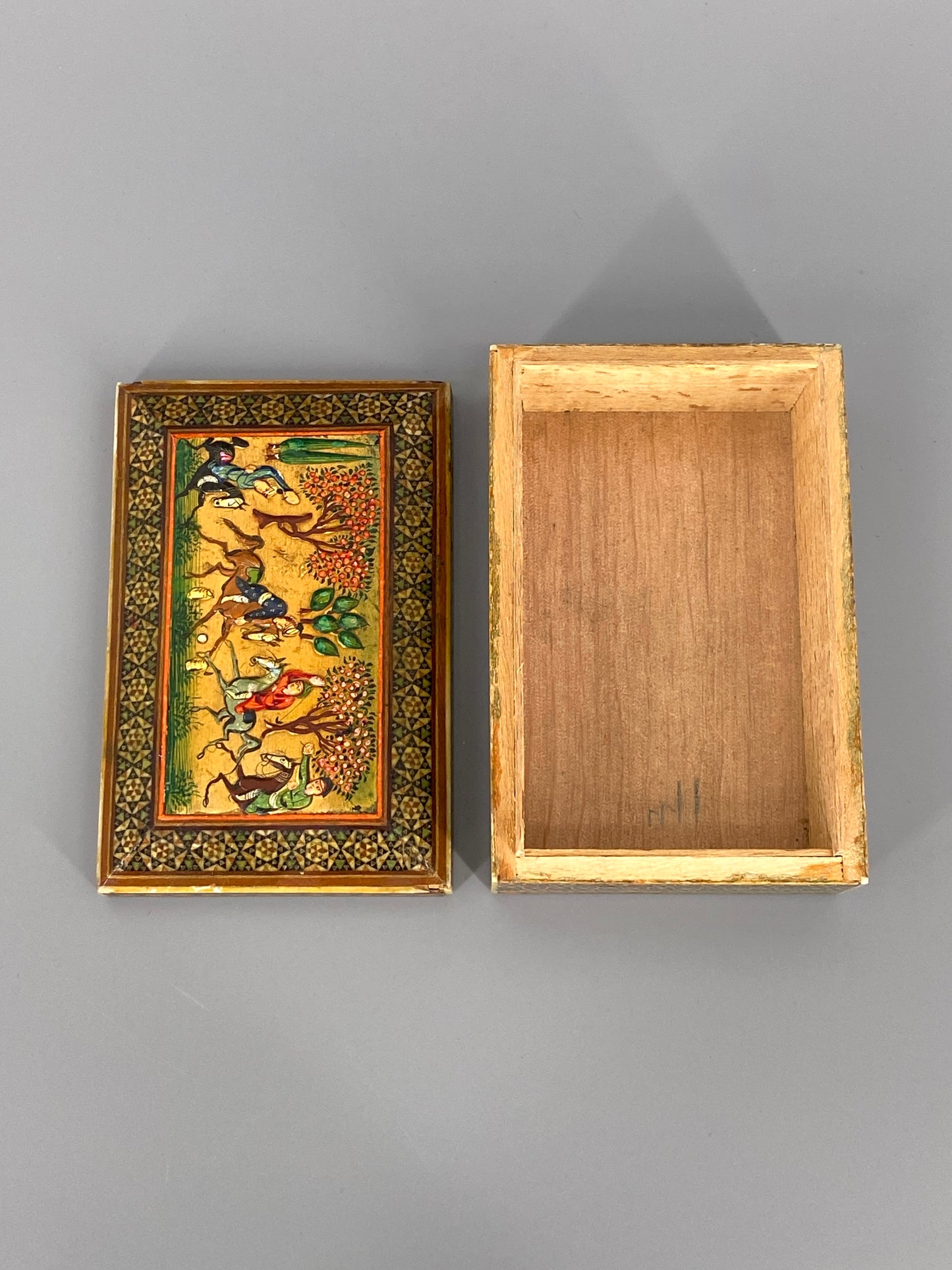 Persische Holzdose mit Khatam Kari Intarsien und Reliefmalerei, 20er