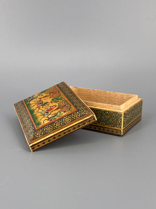 Persische Holzdose mit Khatam Kari Intarsien und Reliefmalerei, 20er