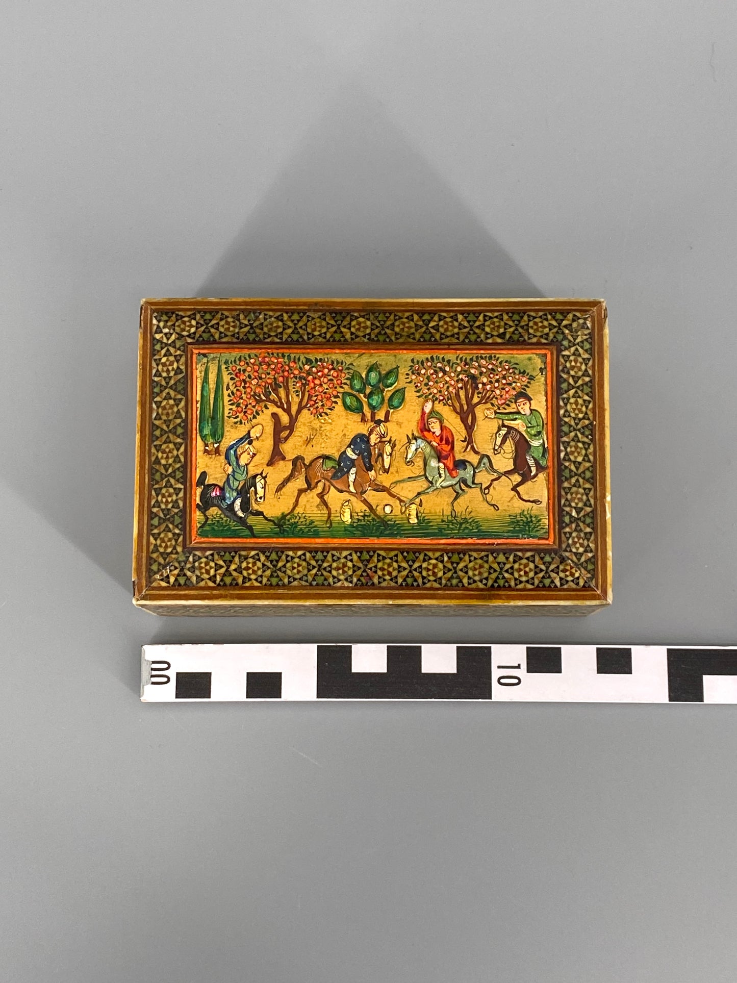 Persische Holzdose mit Khatam Kari Intarsien und Reliefmalerei, 20er