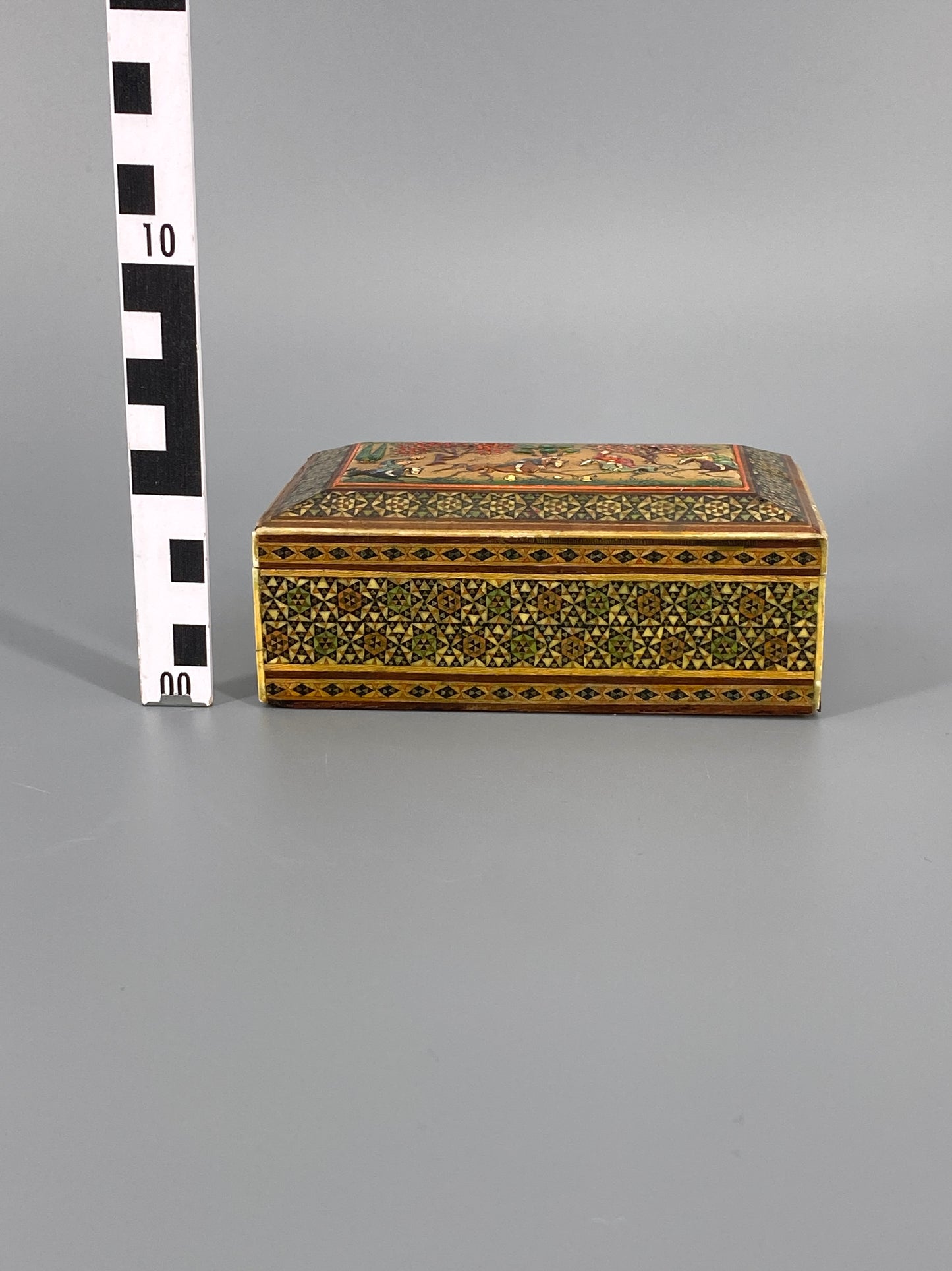 Persische Holzdose mit Khatam Kari Intarsien und Reliefmalerei, 20er