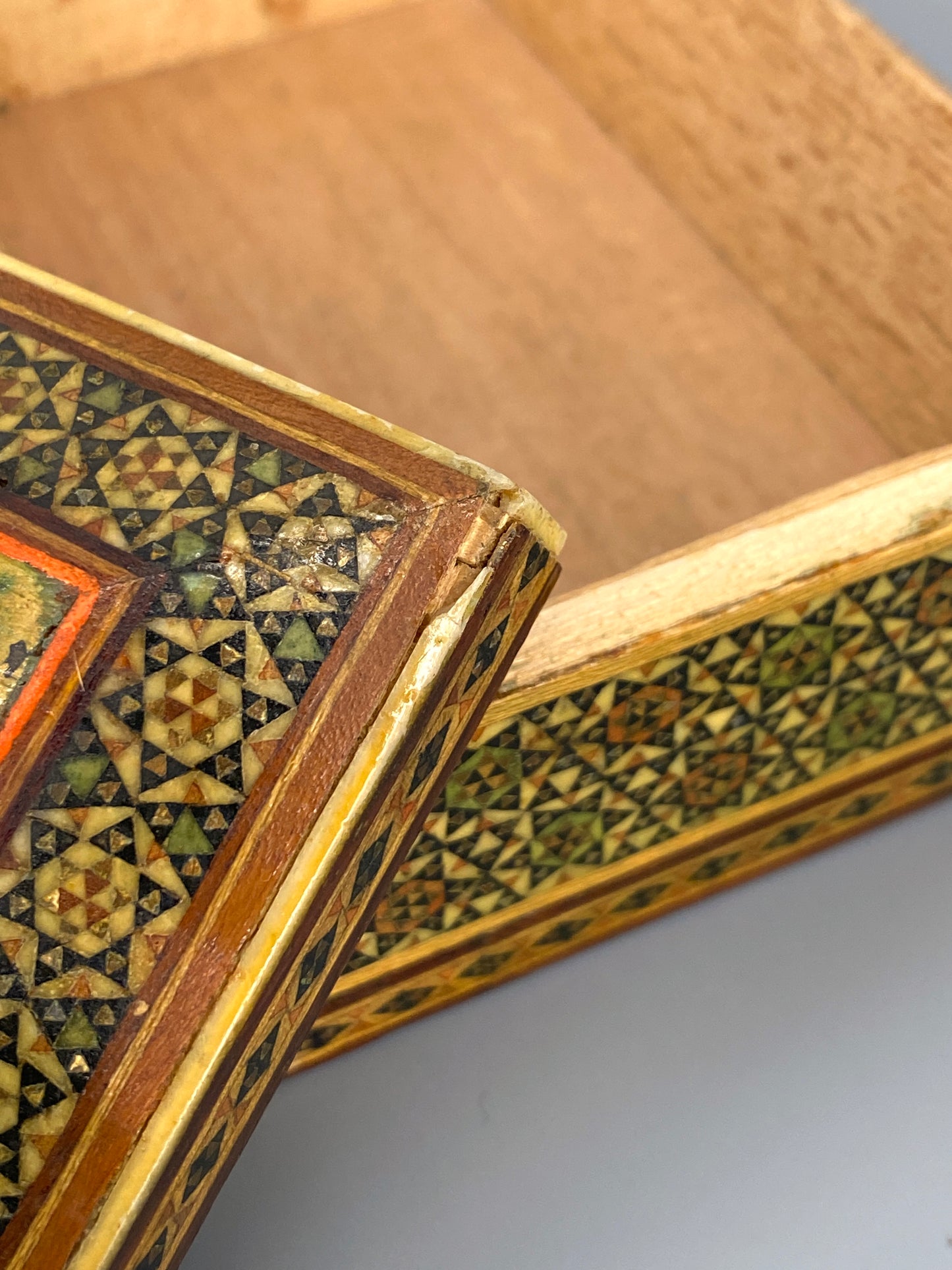 Persische Holzdose mit Khatam Kari Intarsien und Reliefmalerei, 20er