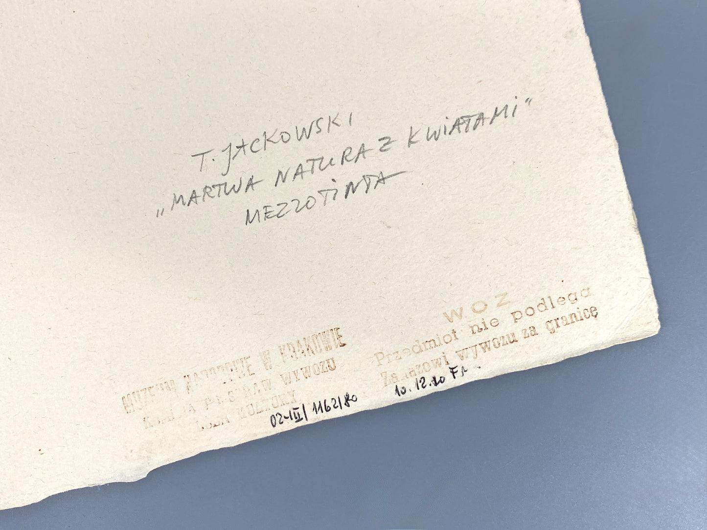 Mezzotinto-Radierung „Martwa natura z kwiatami“ (Stillleben mit Blumen) vom polnischen Künstler Tadeusz Jackowski, 1978