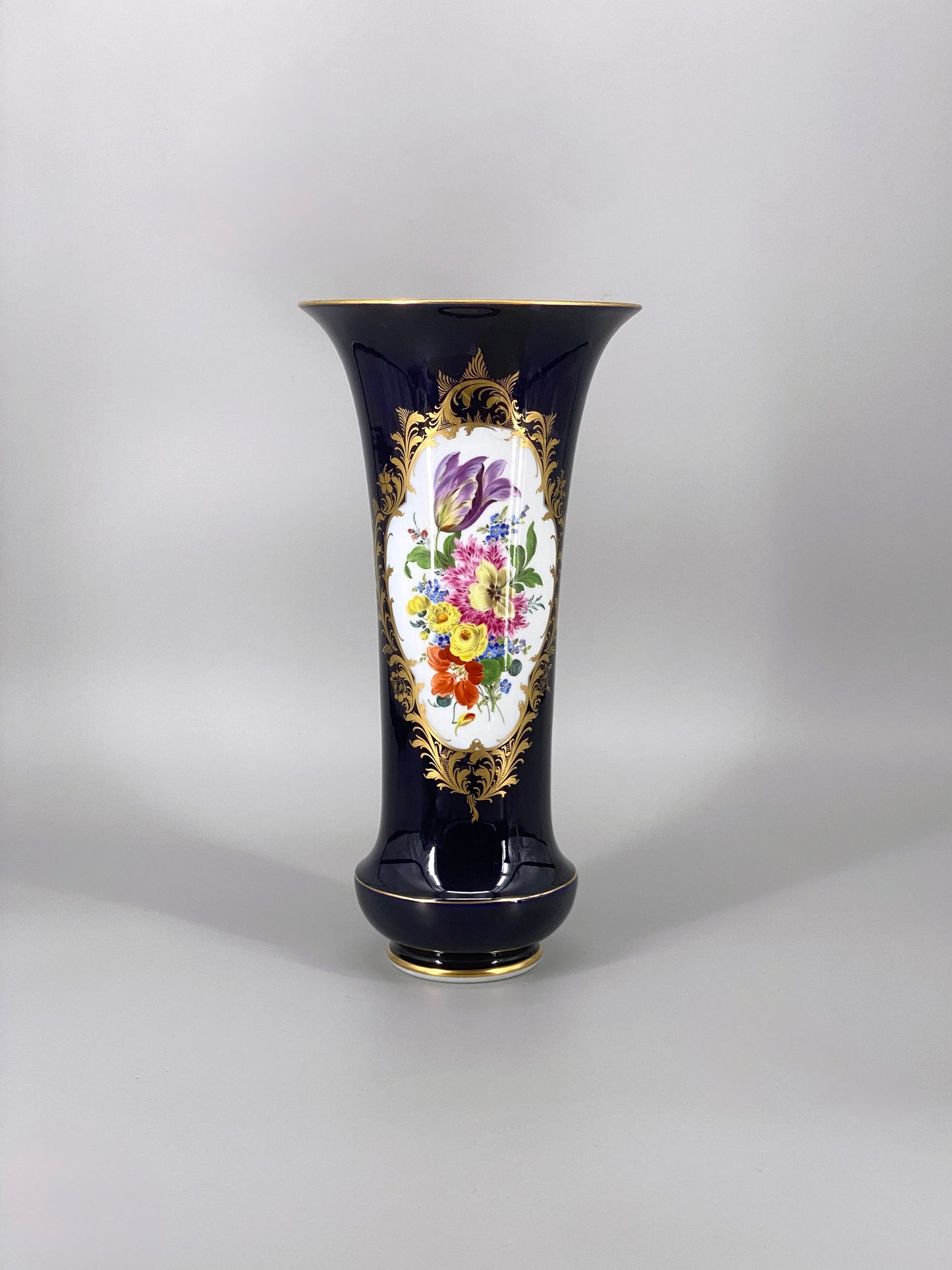 große kobaltblaue Meissen Vase aus Porzellan mit Blumenbouquet, 20. Jhd