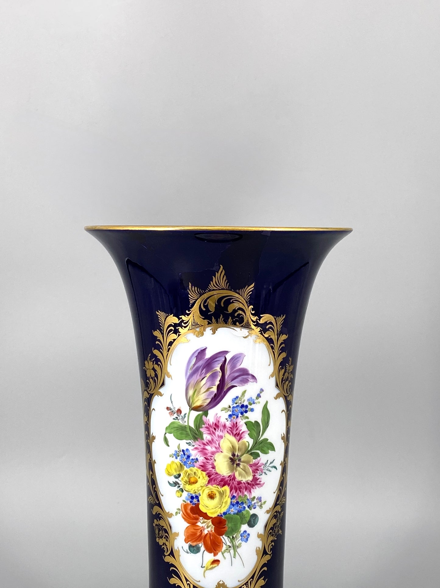 große kobaltblaue Meissen Vase aus Porzellan mit Blumenbouquet, 20. Jhd