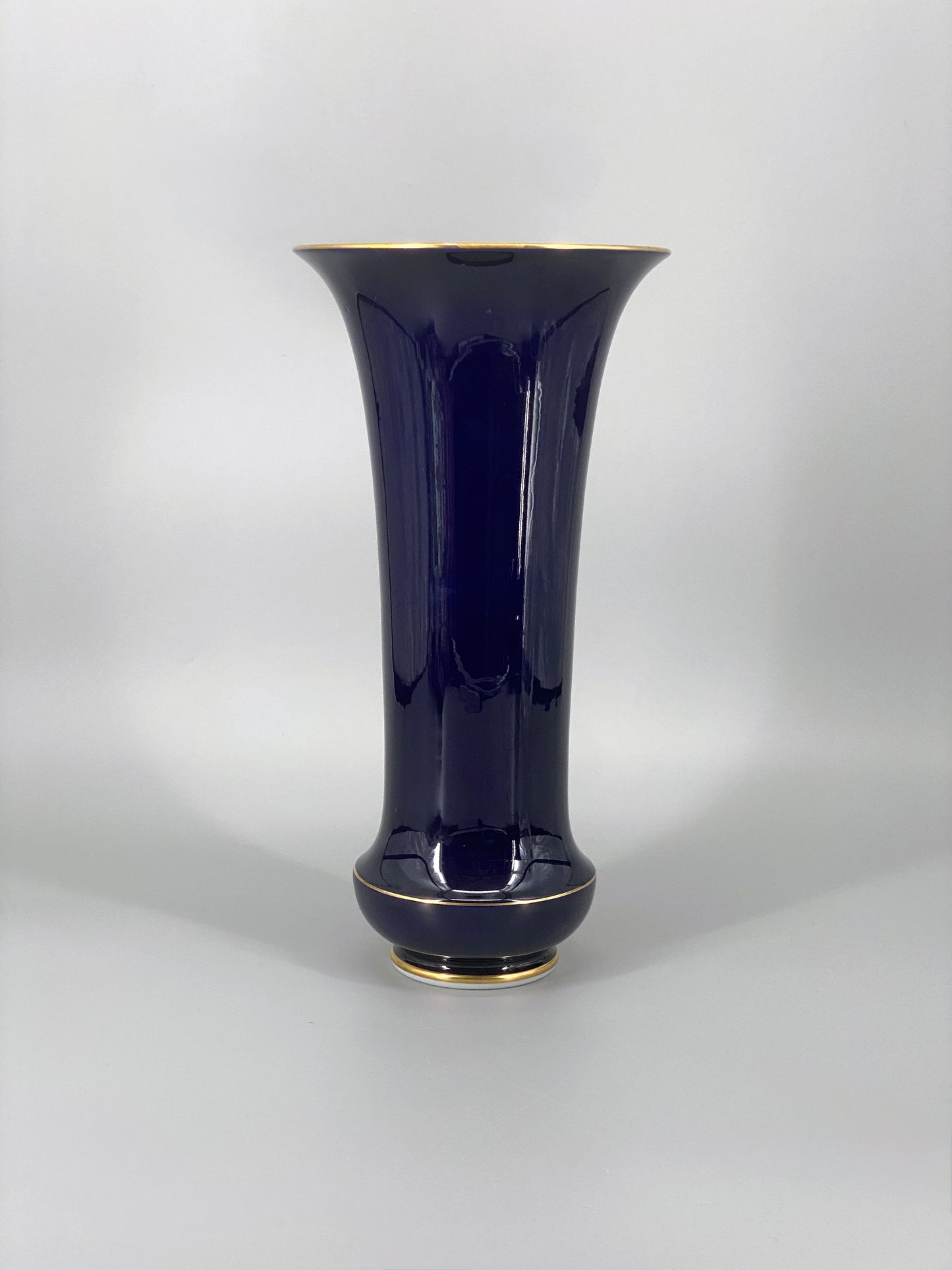 große kobaltblaue Meissen Vase aus Porzellan mit Blumenbouquet, 20. Jhd