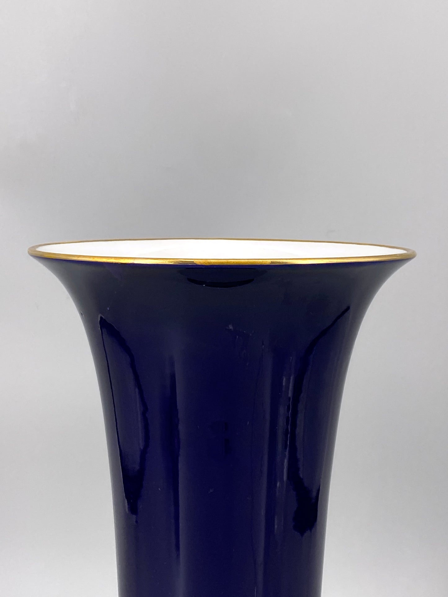 große kobaltblaue Meissen Vase aus Porzellan mit Blumenbouquet, 20. Jhd