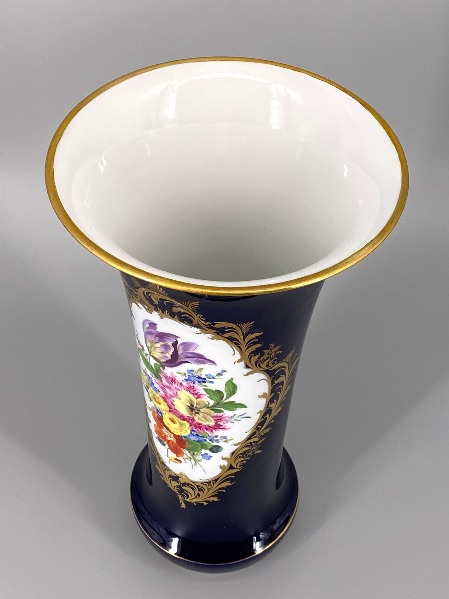 große kobaltblaue Meissen Vase aus Porzellan mit Blumenbouquet, 20. Jhd
